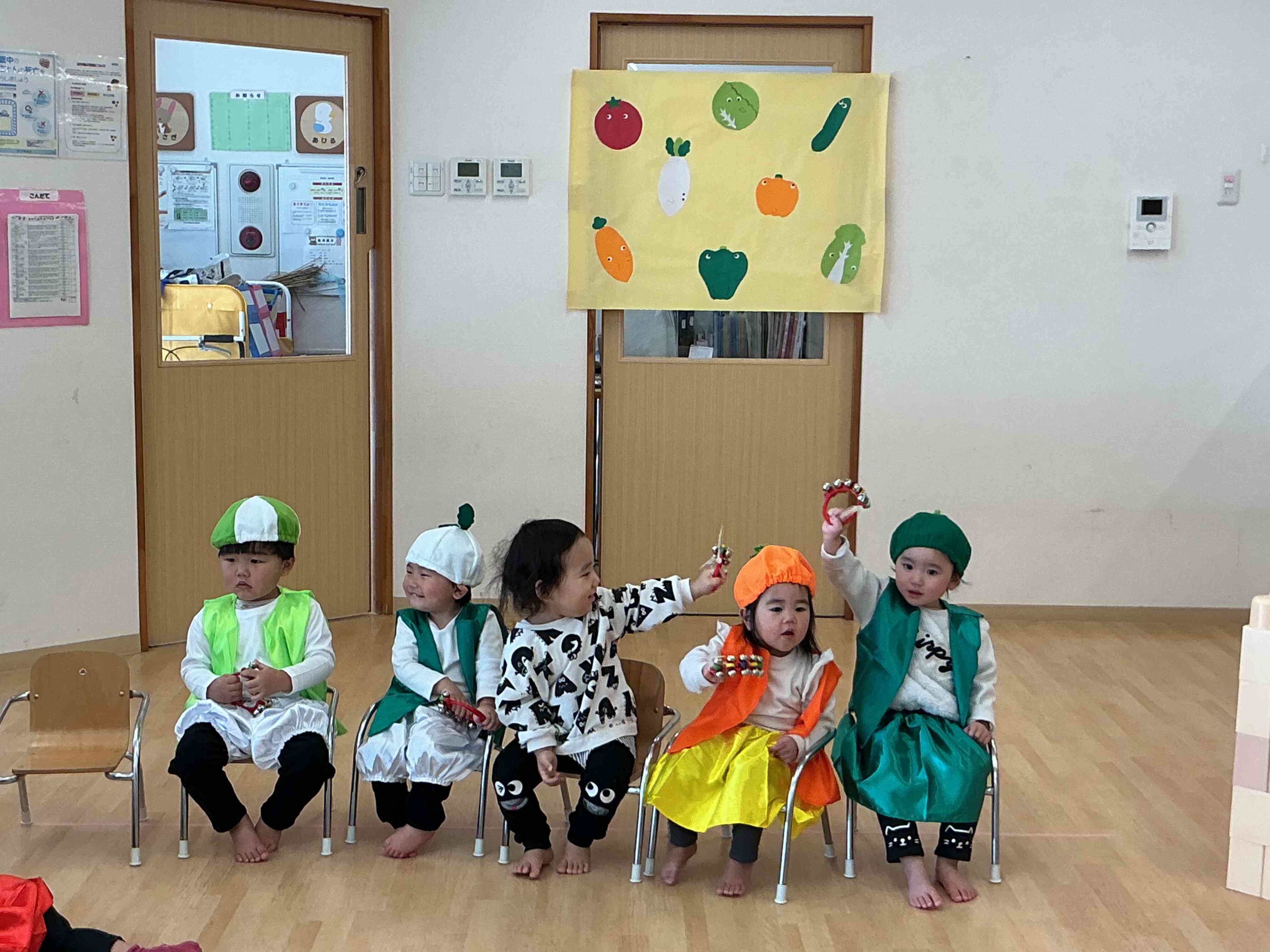 1歳児クラスの様子です！手遊びや楽器あそびをします！