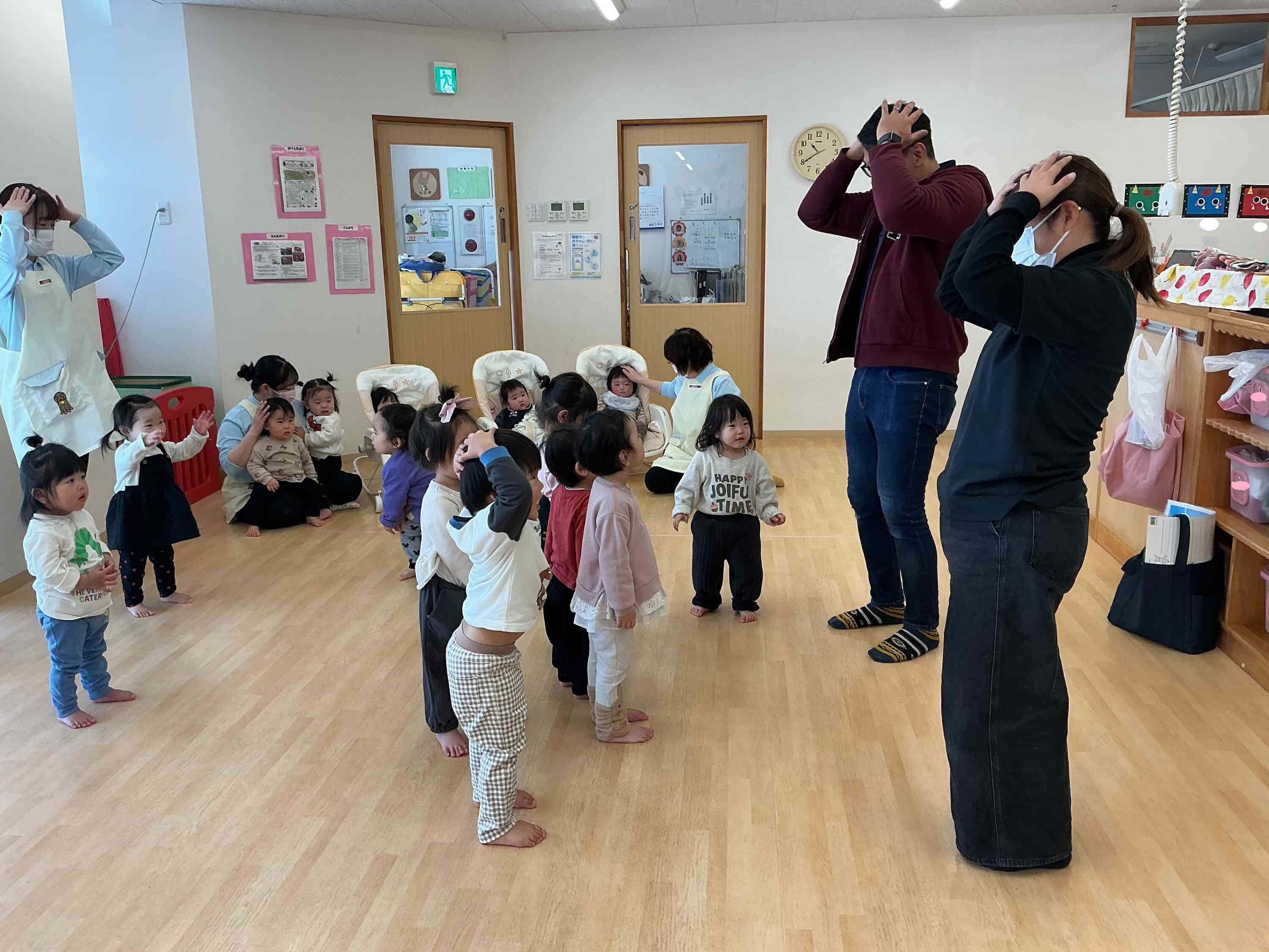先生を見ながら、手遊びを楽しみました！