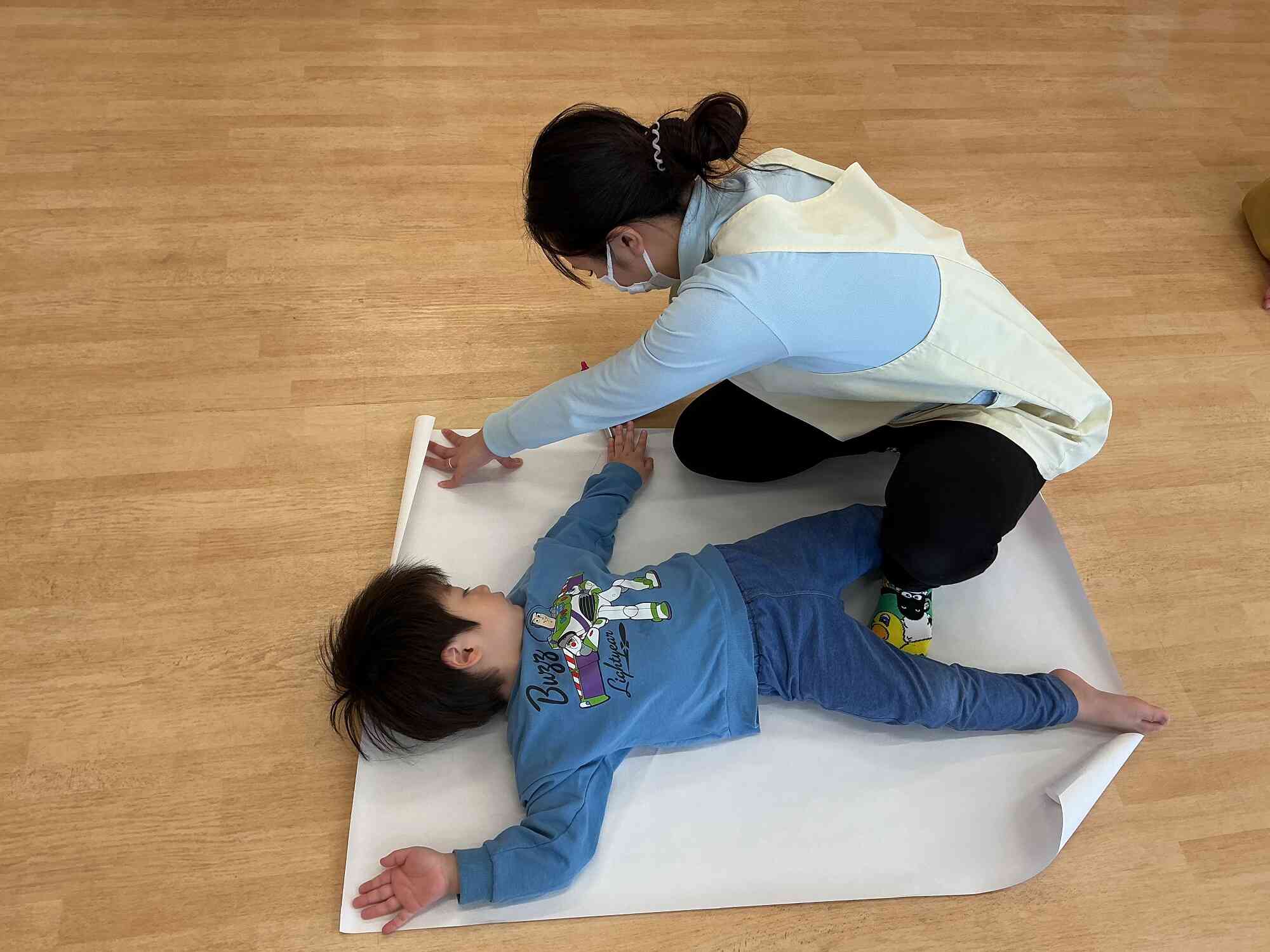 なにをしているのかな…？