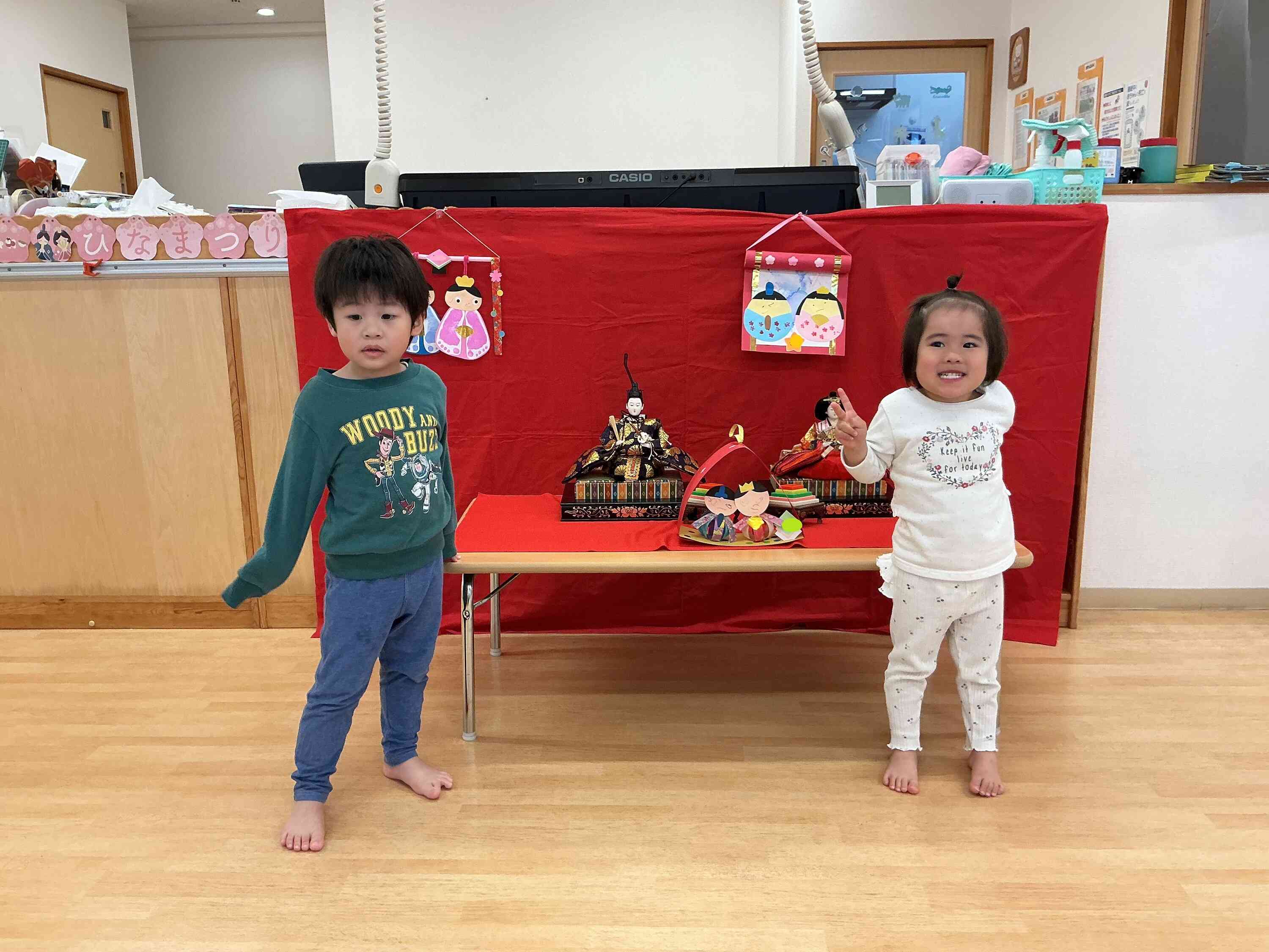 2歳児 うさぎ組のお友だちが作ったおひな様は、絵の具を使って作った立体的なおひな様になっていました!