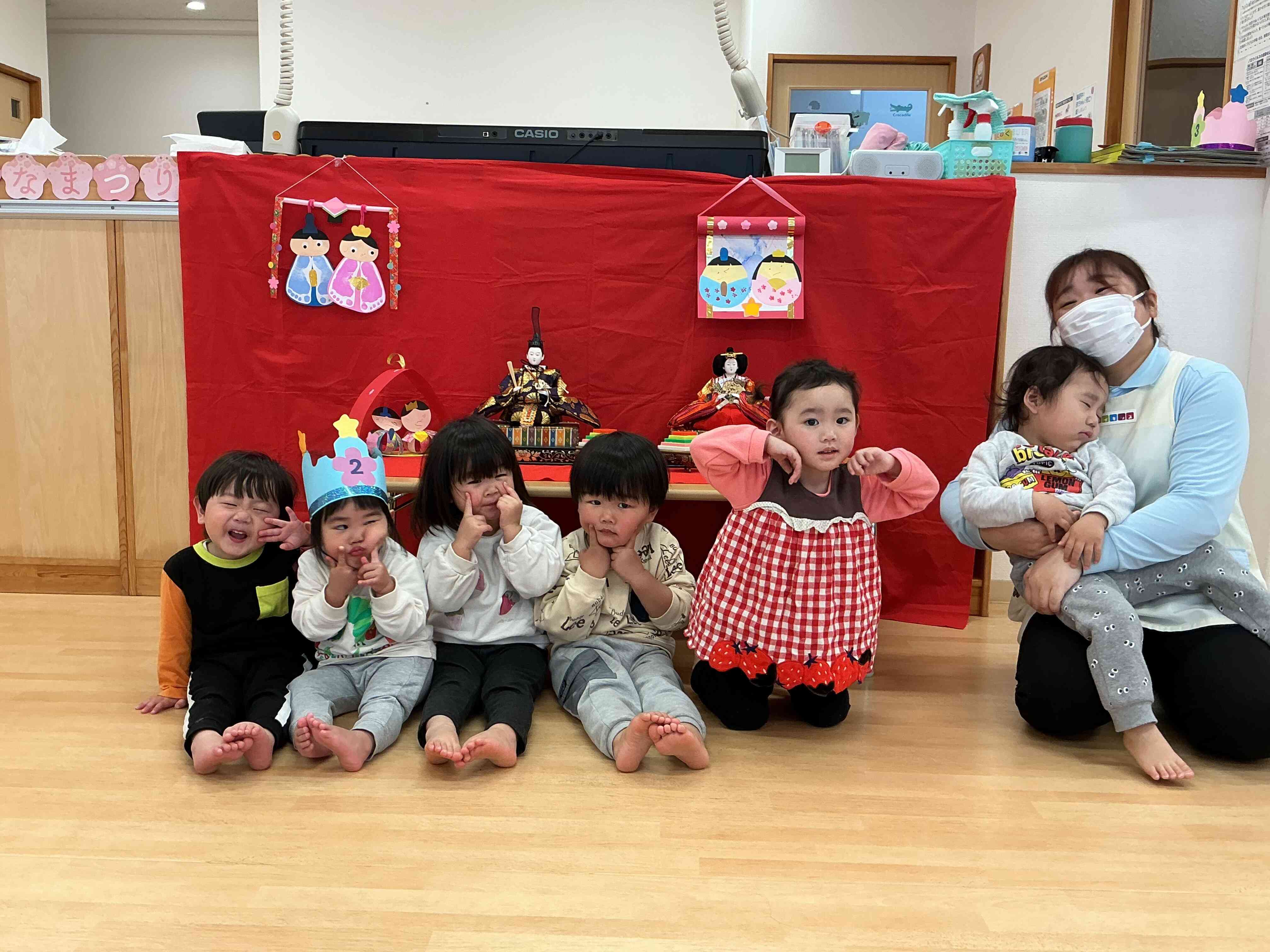 1歳児 あひる組のお友だちのおひな様は、たまごのような形のおひな様になっていました!