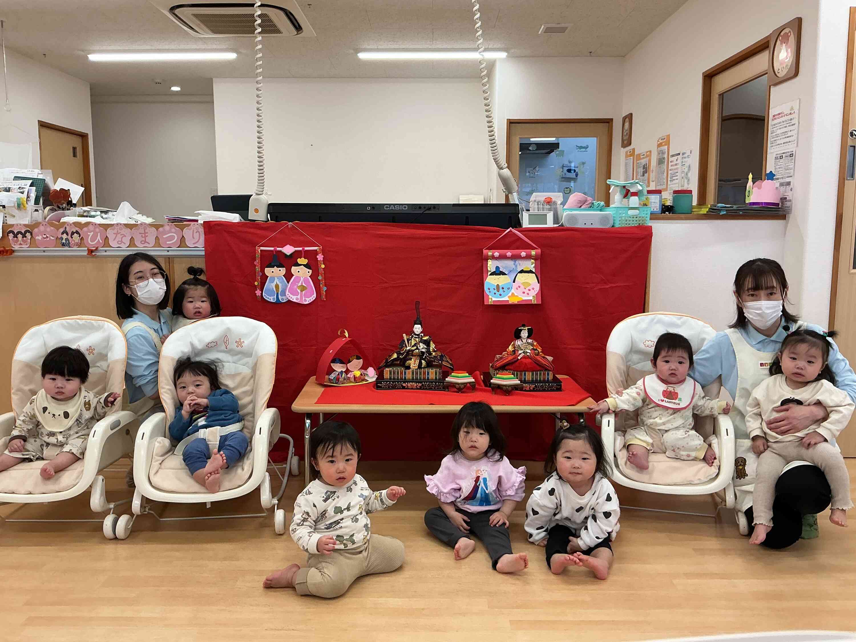 0歳児 ひよこ組のおひな様は、足形を使ったおひな様になっていました!