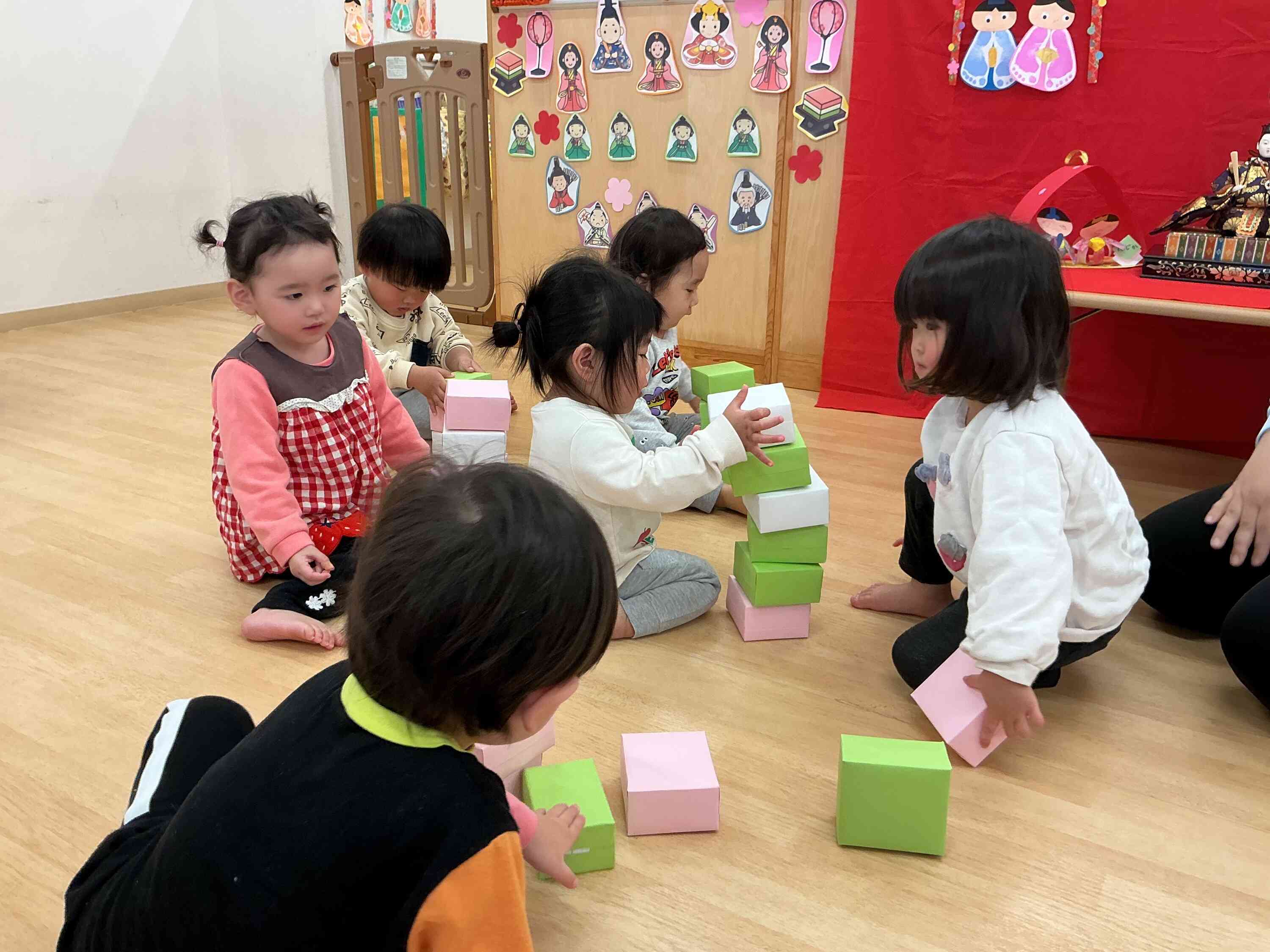 ひしもちを積んでいくゲームもしました。「そーっとのせて…」「みて、できた!」