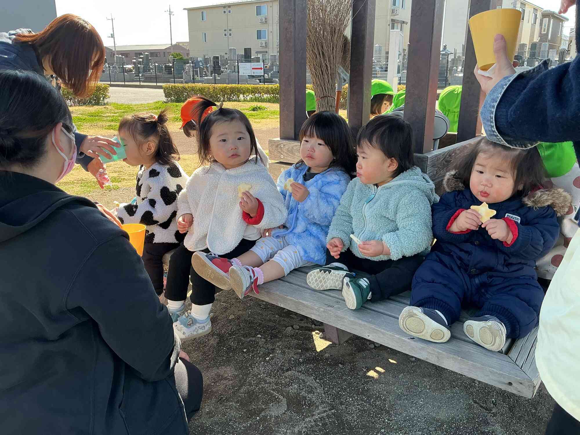 みんなで食べるおやつはおいしいね!