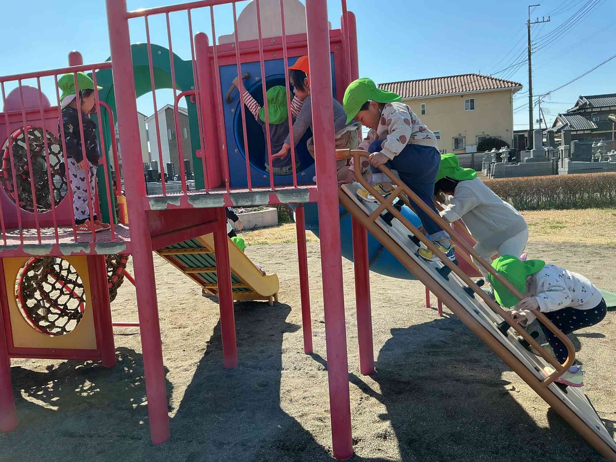 腕と足の力を使って頑張ってのぼっています!