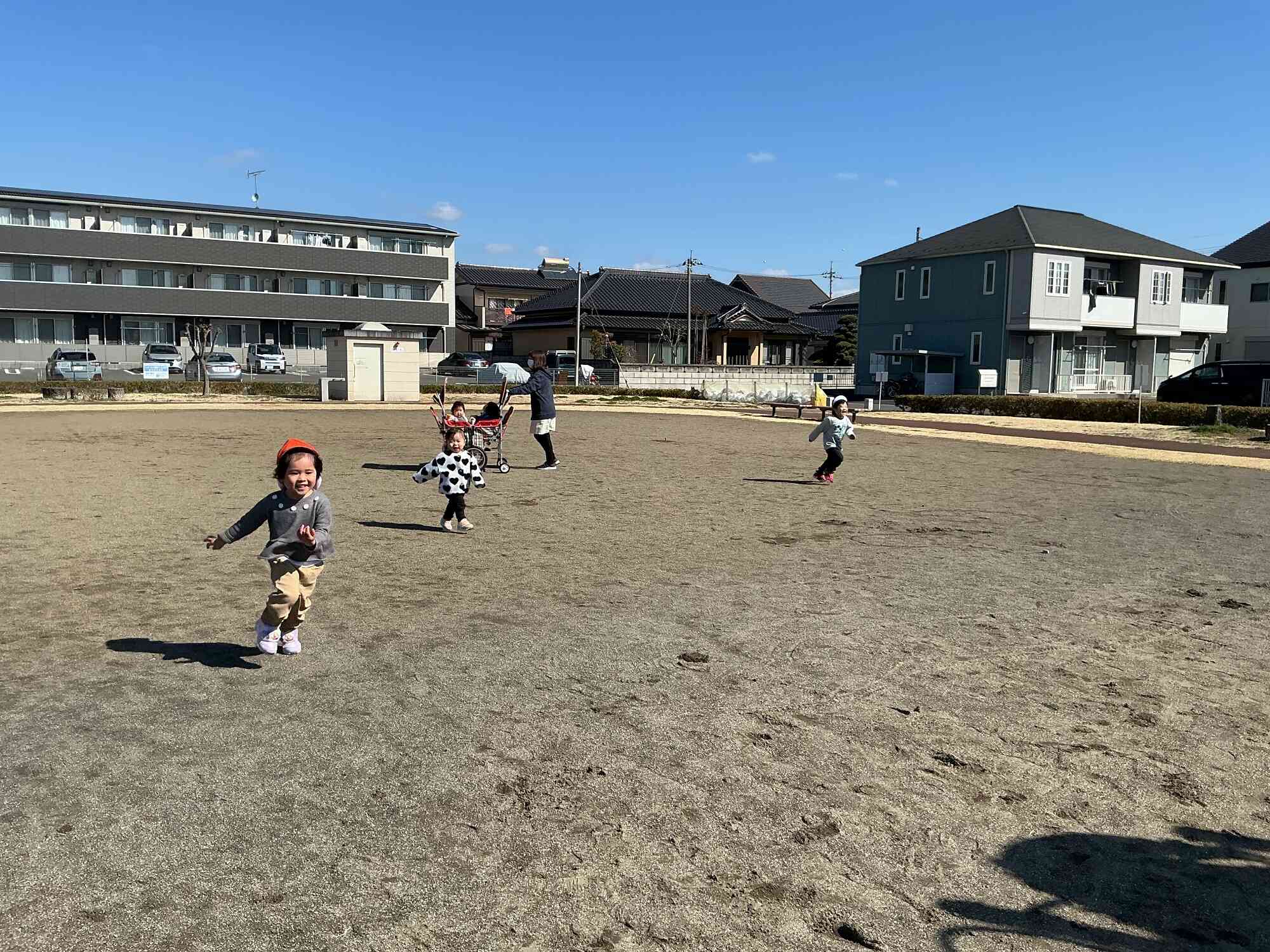 広場で走るの 気持ちいいな~♪
