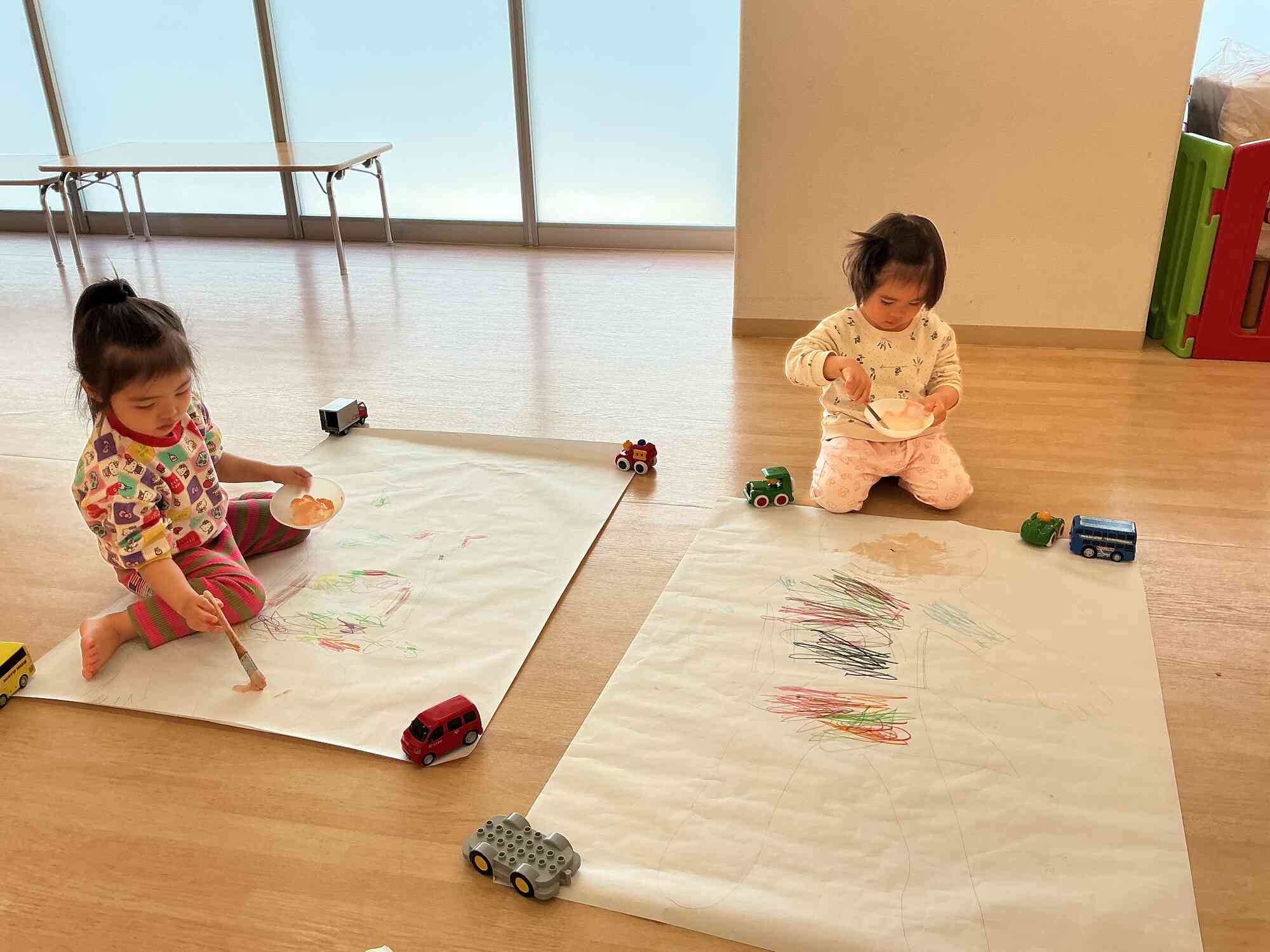 真剣な表情で色塗りをしています！