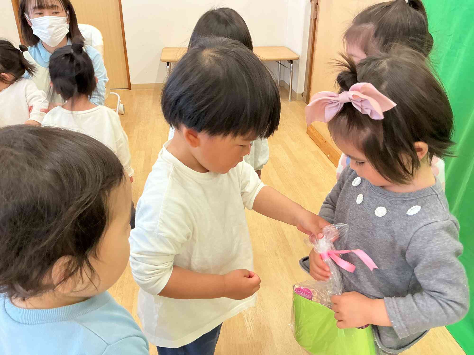 ひよこ組（0歳児ｸﾗｽ）とあひる組（1歳児クラス）のお友だちからの写真立てのプレゼントです！