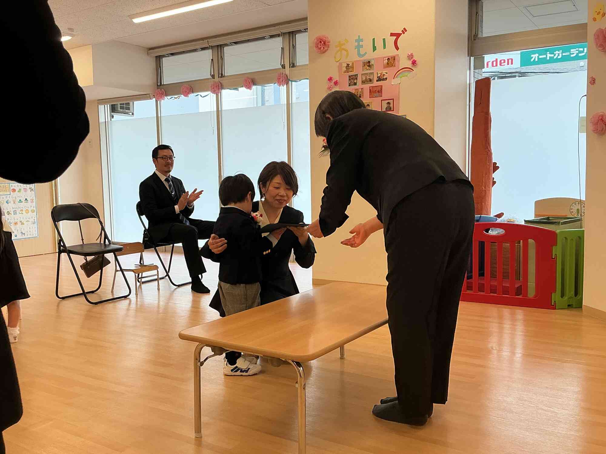おうちの人と一緒にしっかりと保育証書を受け取りました。