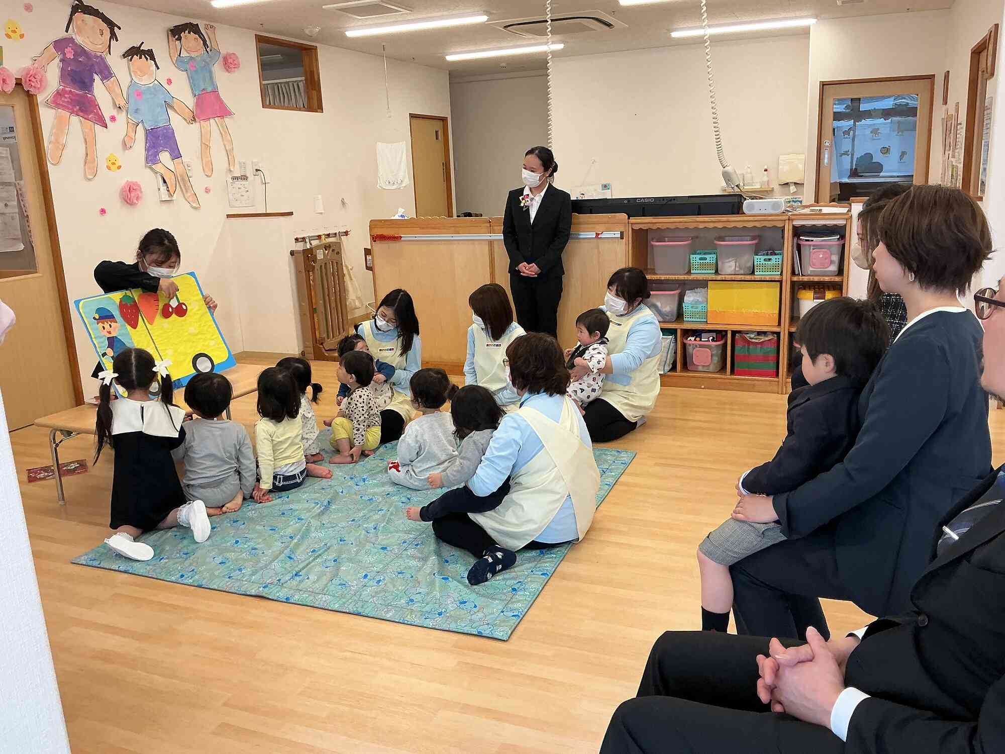 先生からの出し物のプレゼントでおべんとうバスシアターを見ました！