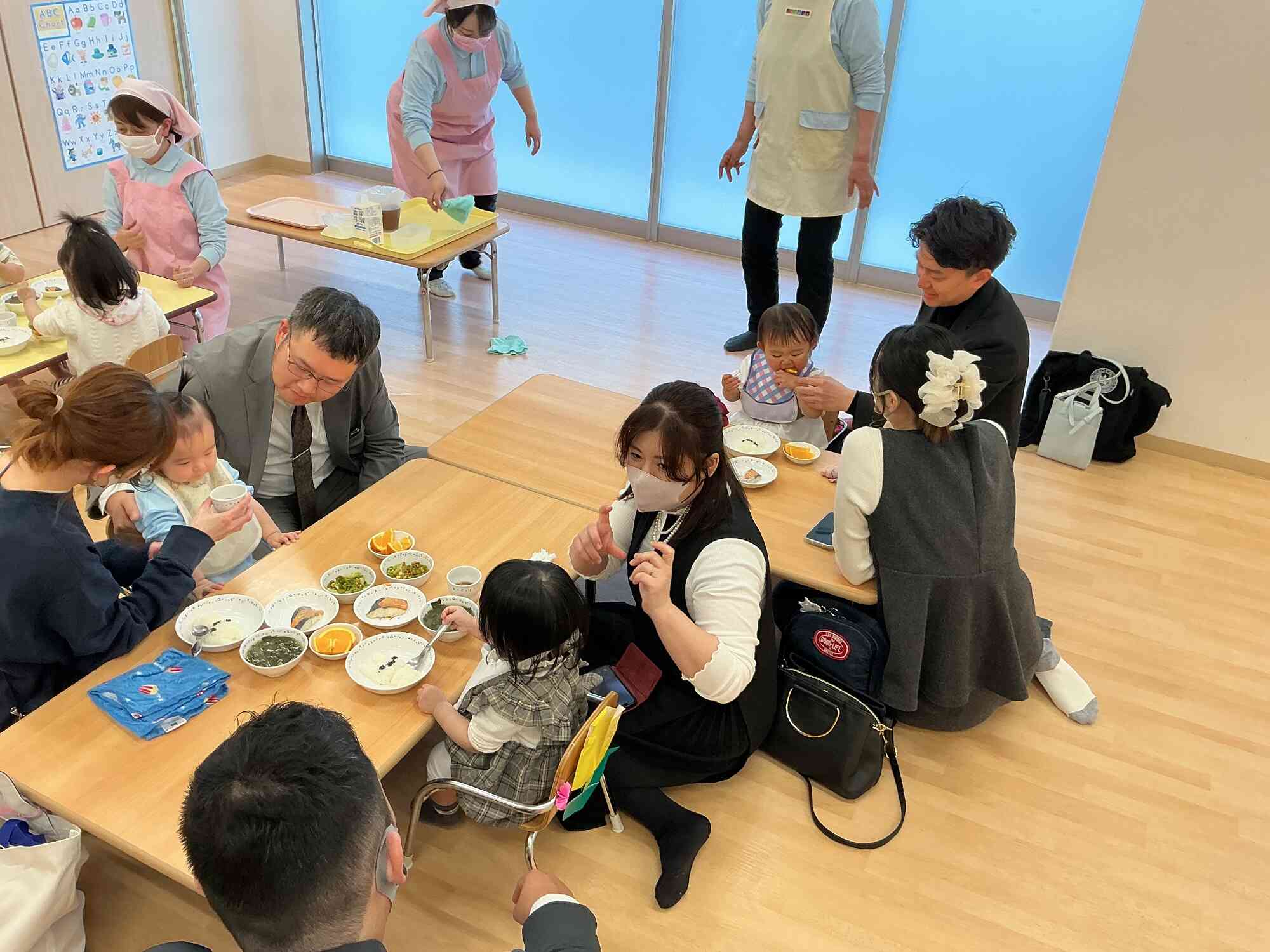 みんなで給食を食べてうれしいね♪