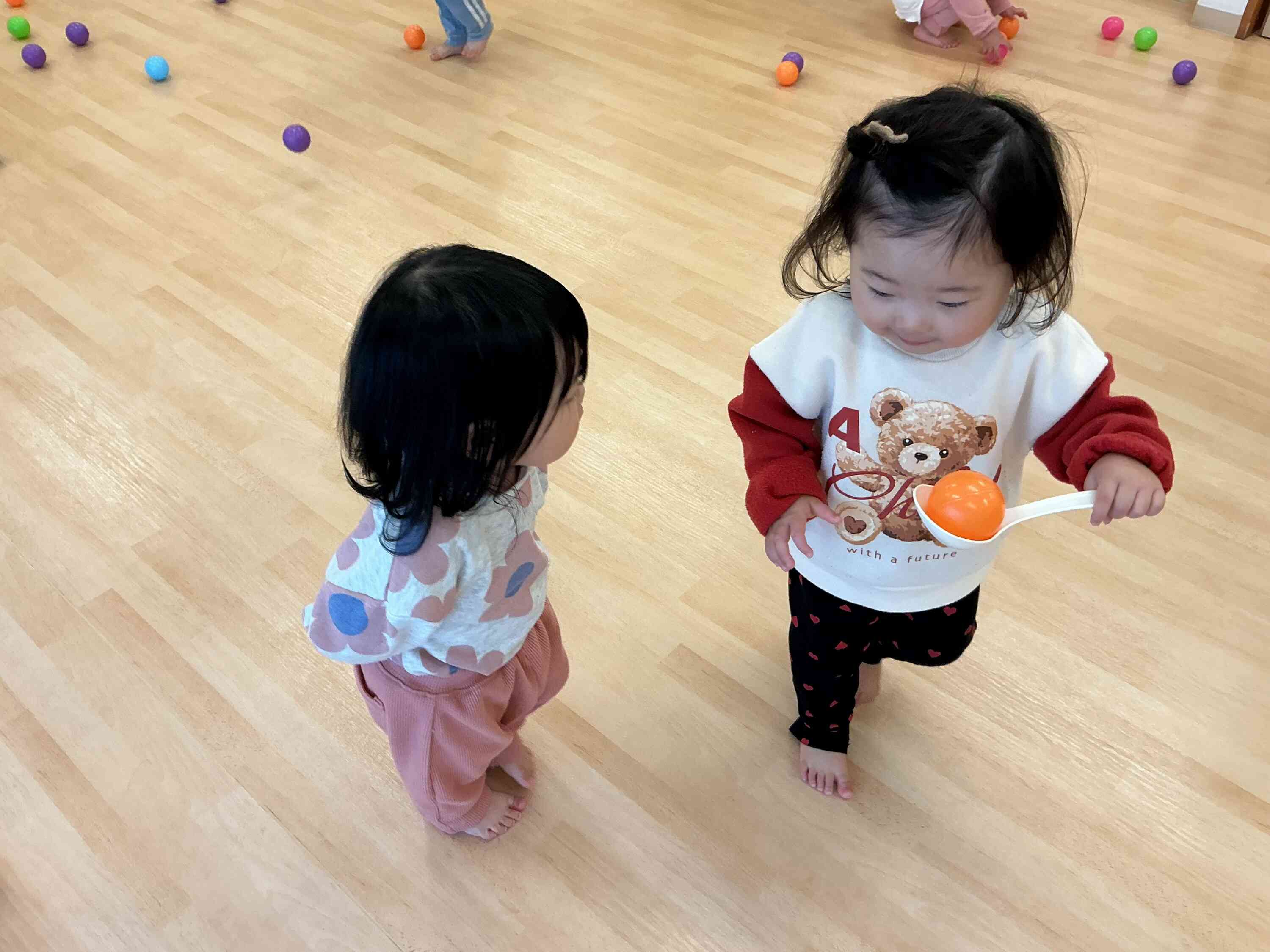 ボール遊びでは、掴んだり追いかけたり体を動かして楽しんでいます。