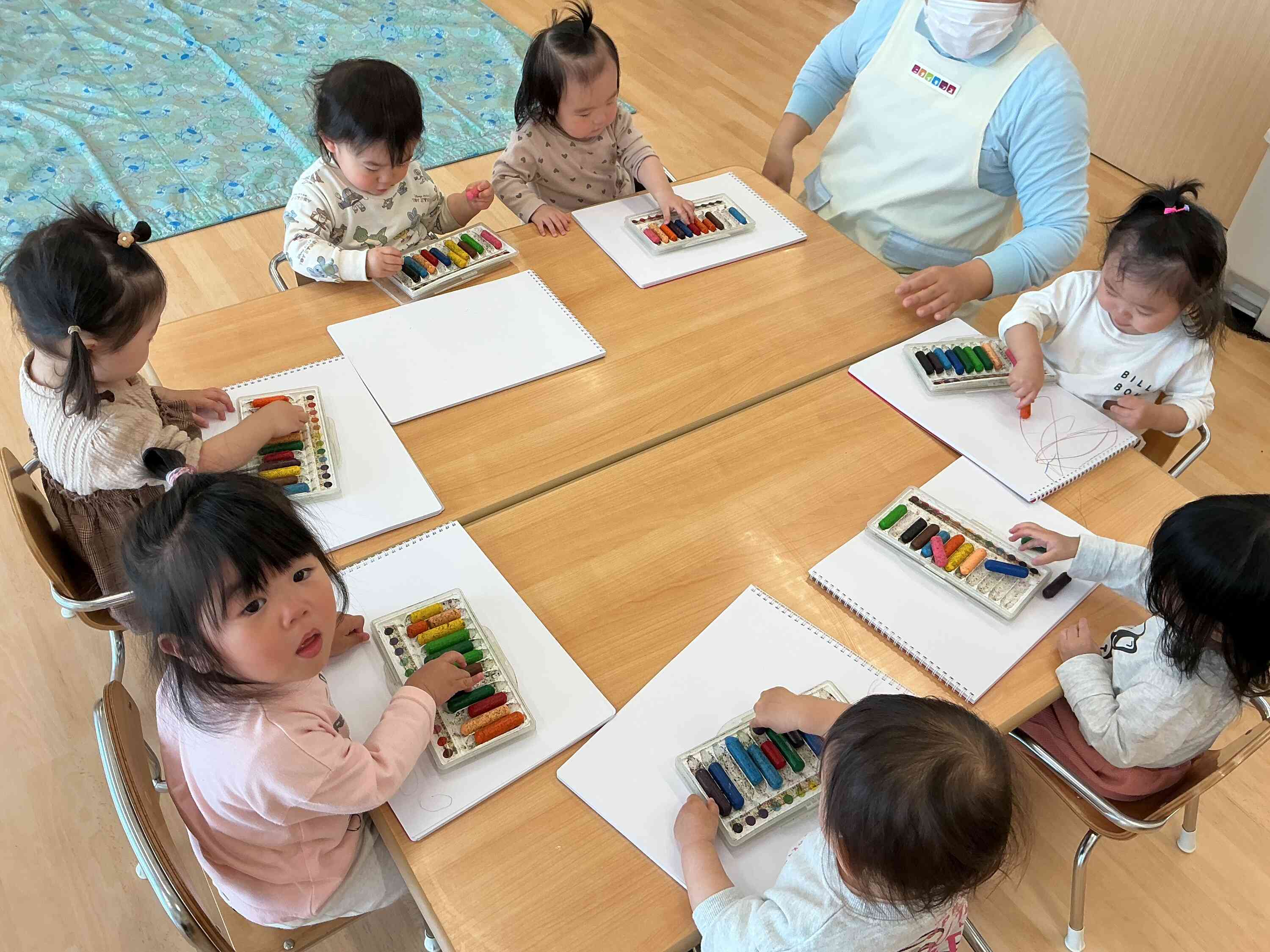 クレヨンを使って…