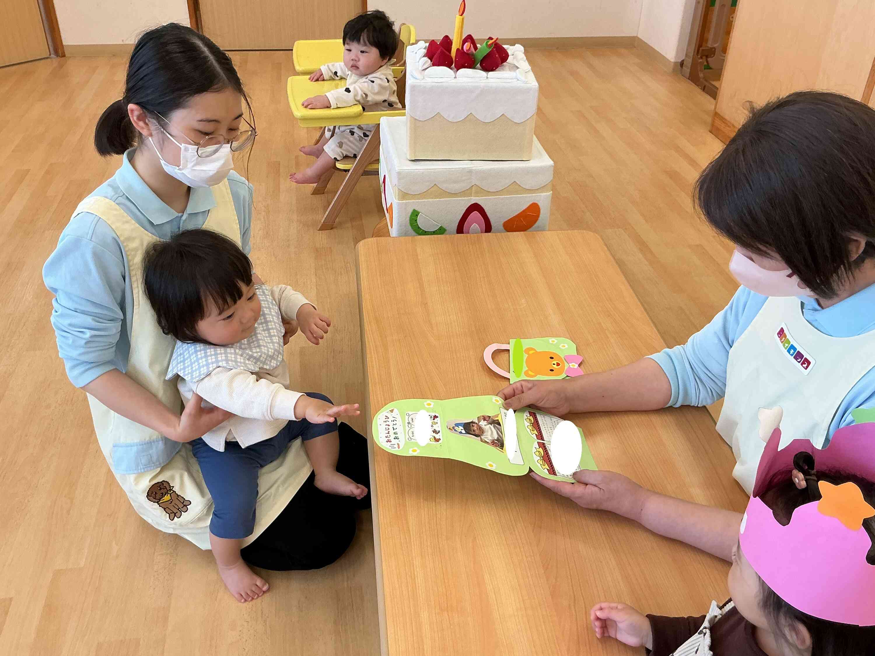 お誕生日カードに興味津々です！