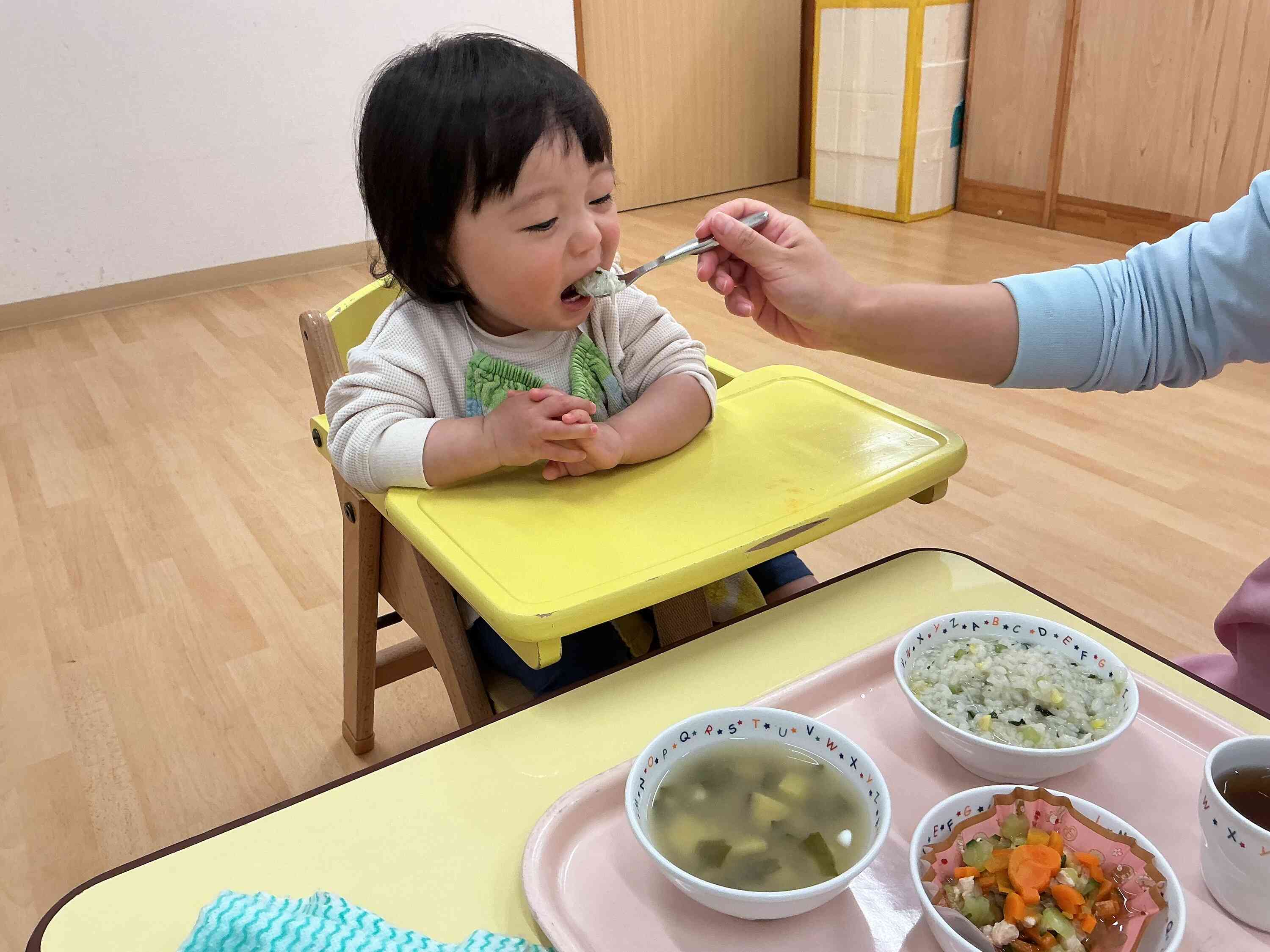 ０歳児のひよこ組のお友だちも、大きなお口でおいしそうに食べていました！