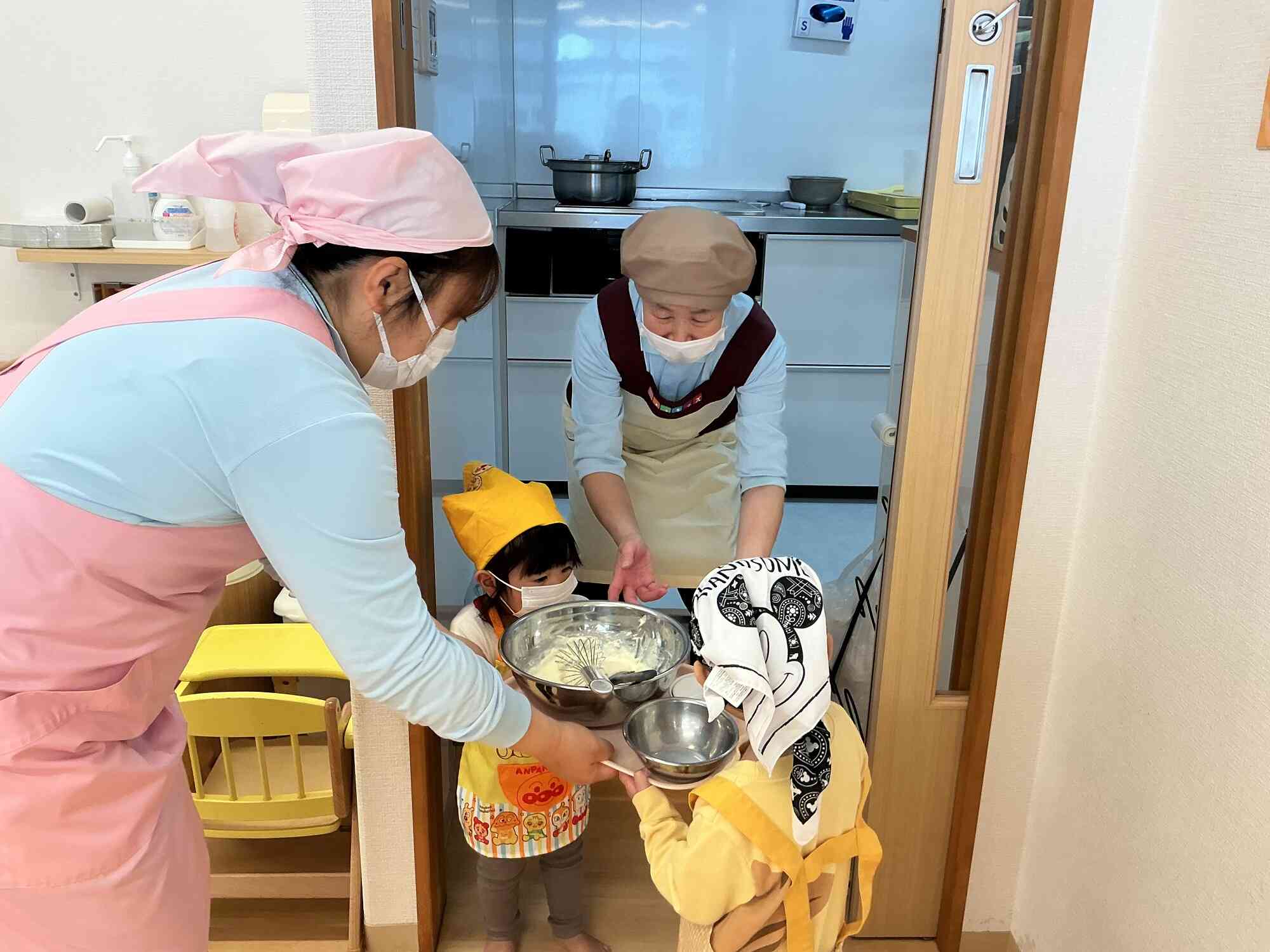 給食室の先生に届けました！おいしいおやつになぁれ！