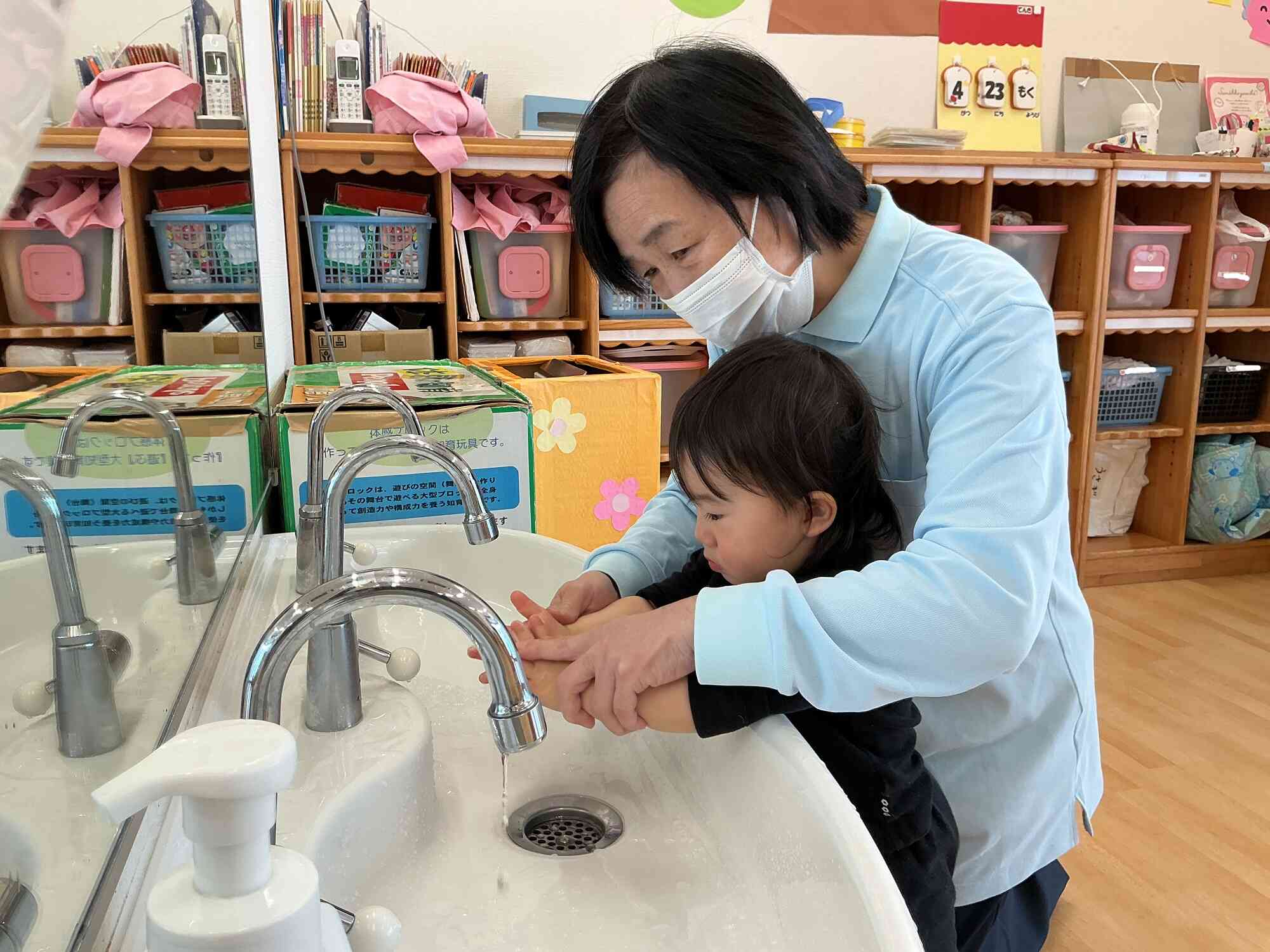 栄養士の先生と一緒に手を洗ってみよう！