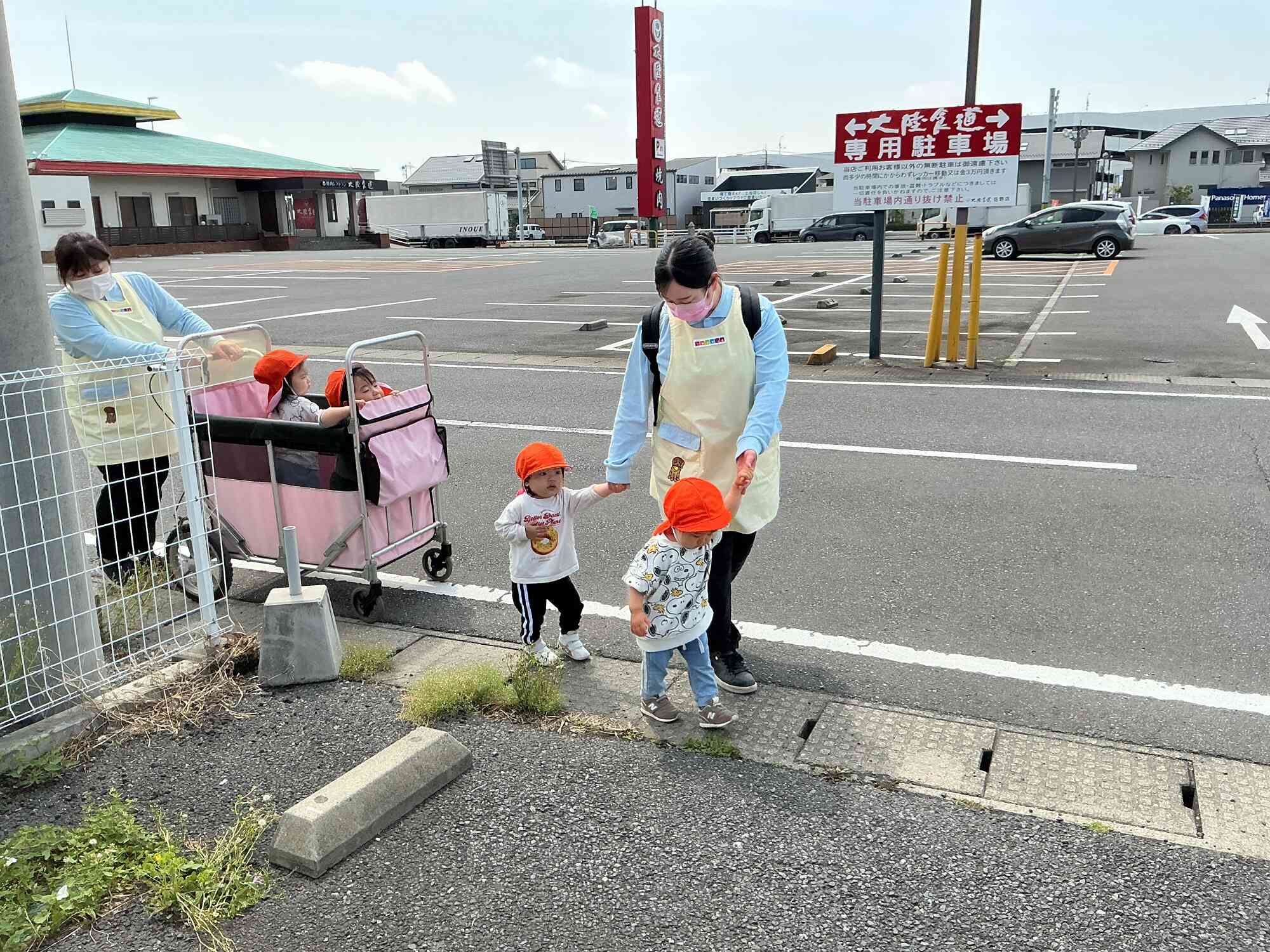 手をつないでお散歩に出発!