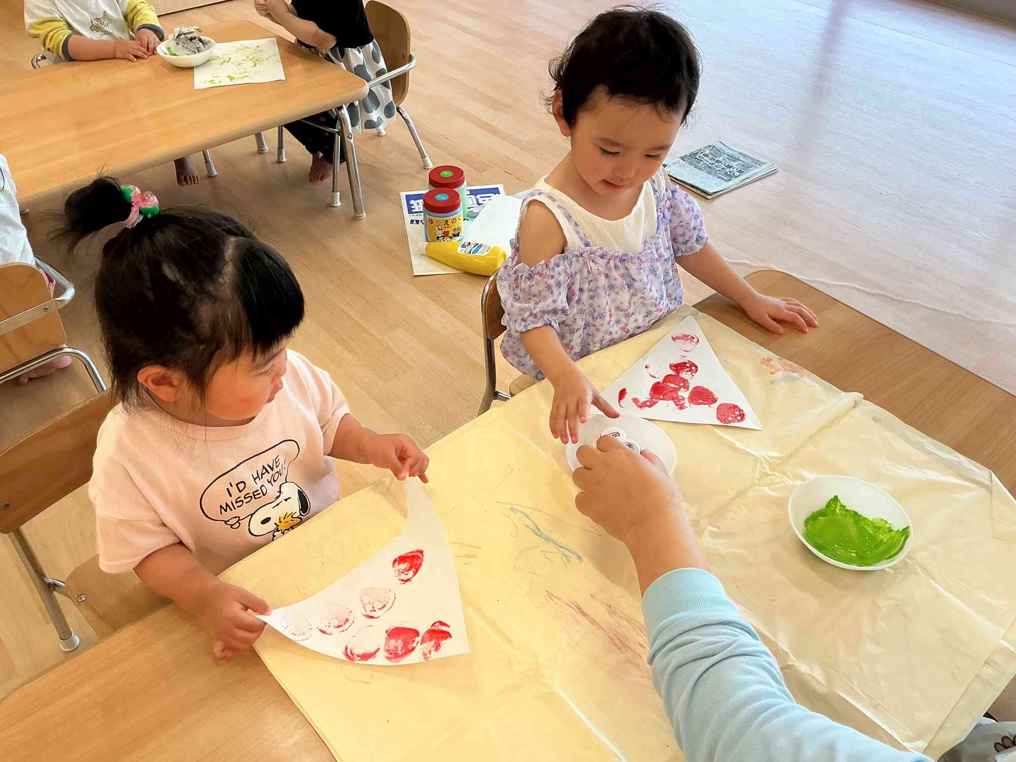 いちごの形をしたスポンジスタンプも面白いね！２歳児クラスの製作している様子です。
