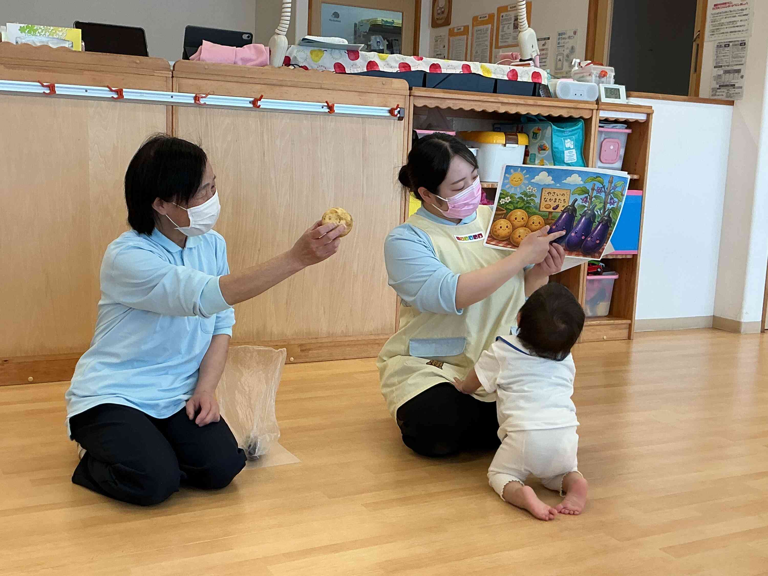 なすやじゃがいもの紙芝居を見ている様子です！