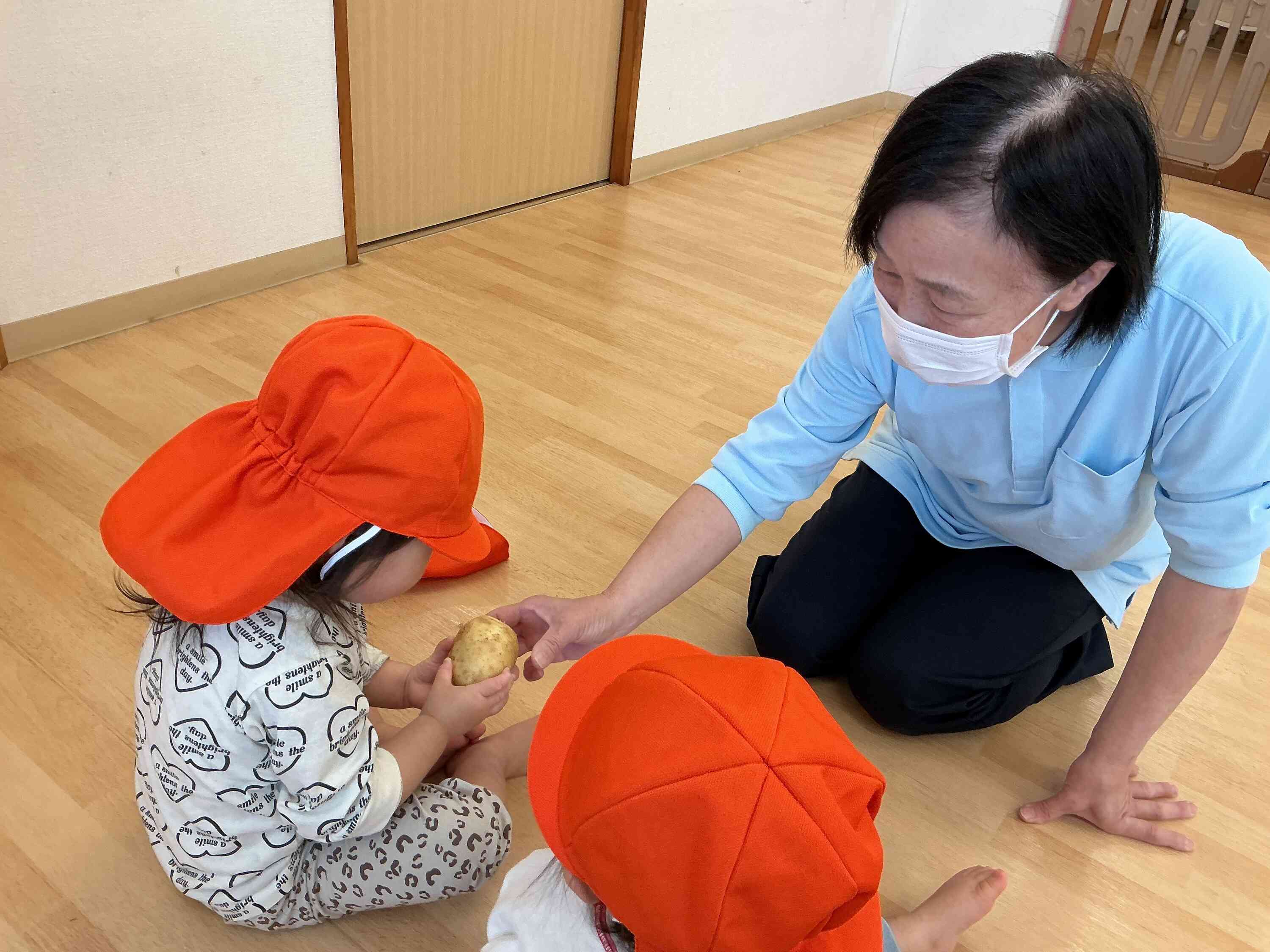 「なす、つるつるしてる！」「わぁ！」とじゃがいもに興味津々です。