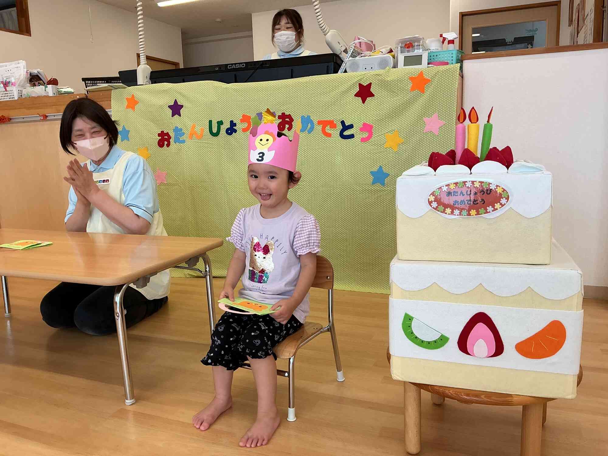 ハッピーバースデーを歌ってもらってごきげんです♪