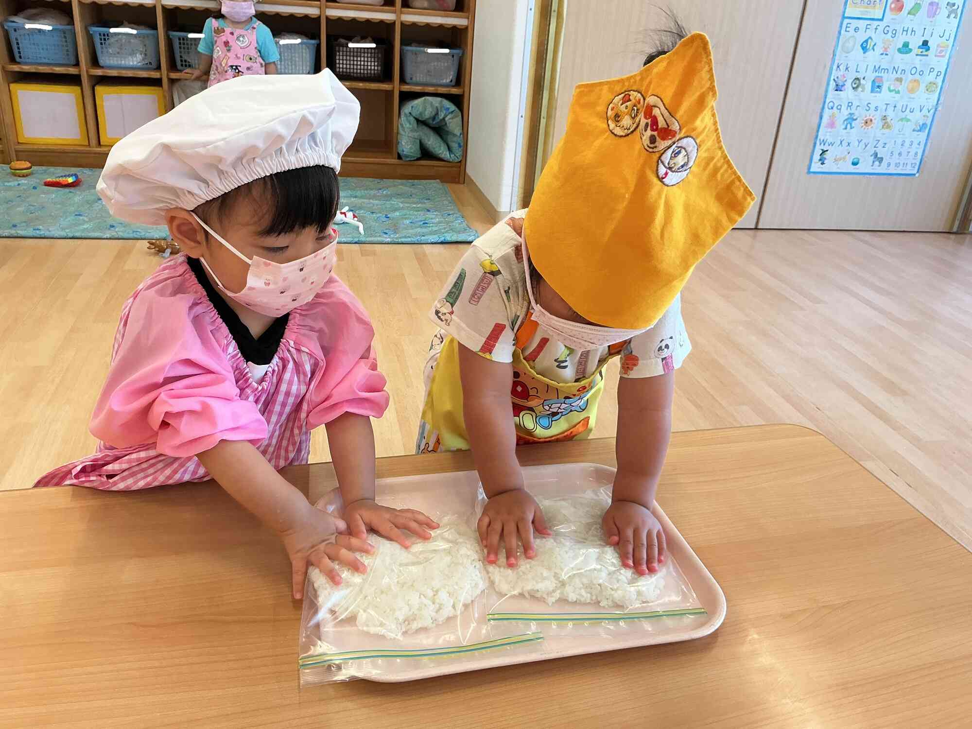 午後のおやつの「五平餅」のクッキングをしたよ！ごはんをぎゅっぎゅと平らにしました♪