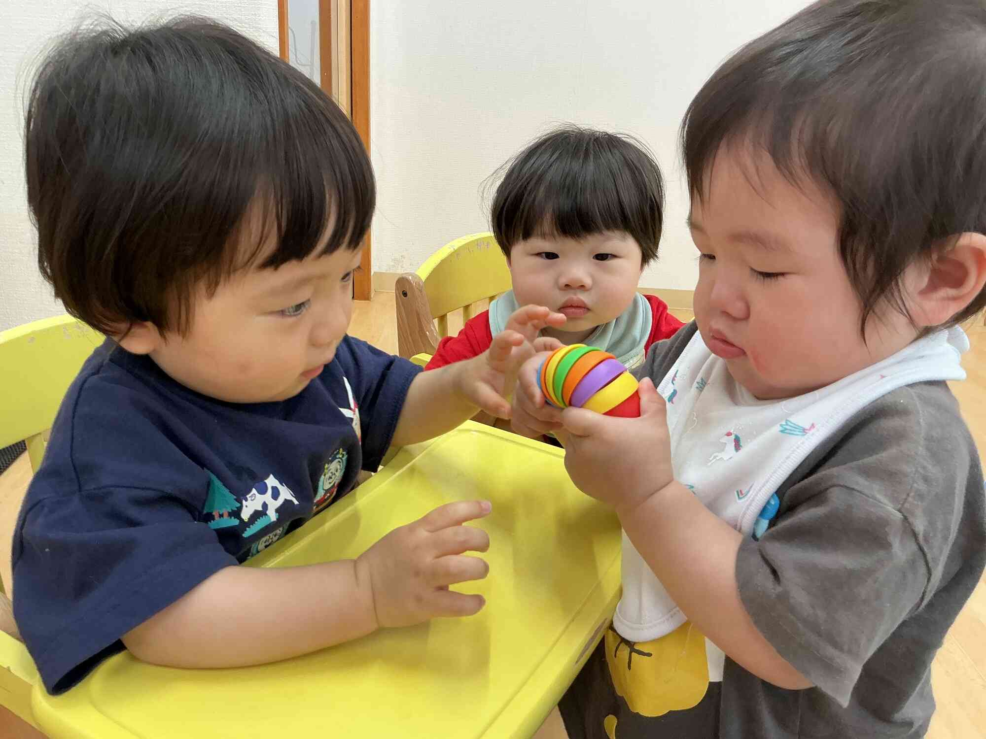 くねくねうごくおもちゃに夢中！