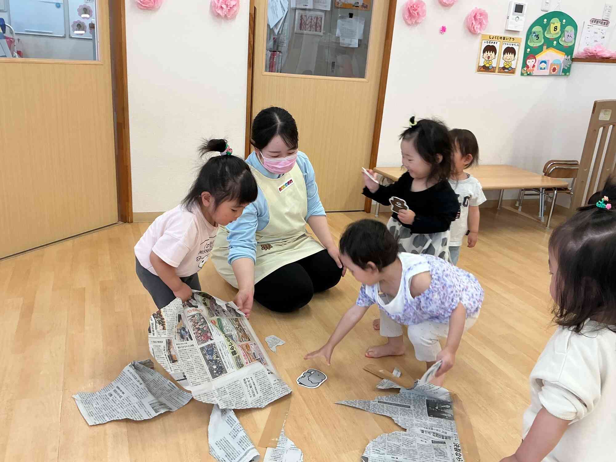 新聞紙の下に隠れているものはなぁに？