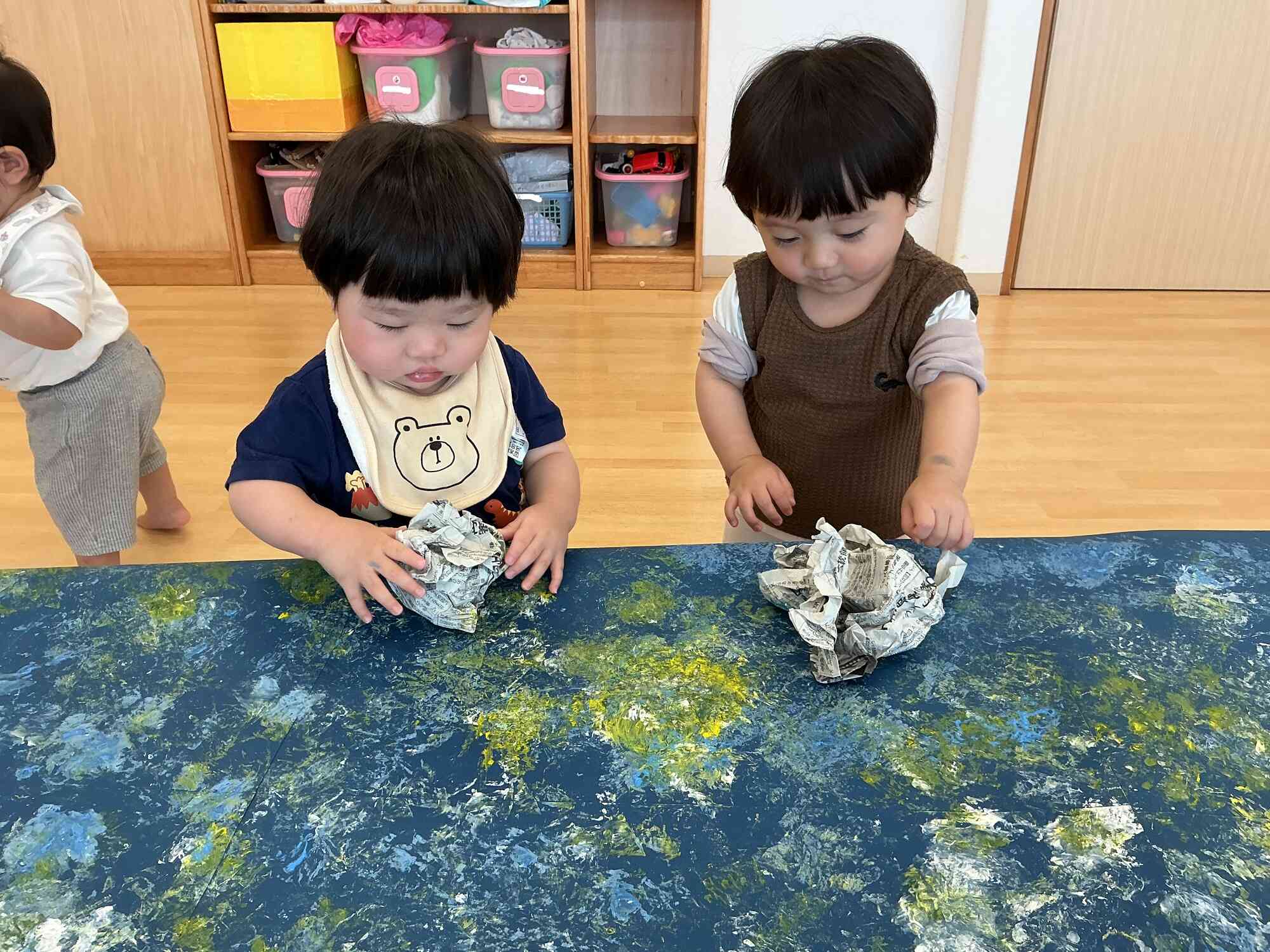 新聞紙スタンプ 楽しいな♪