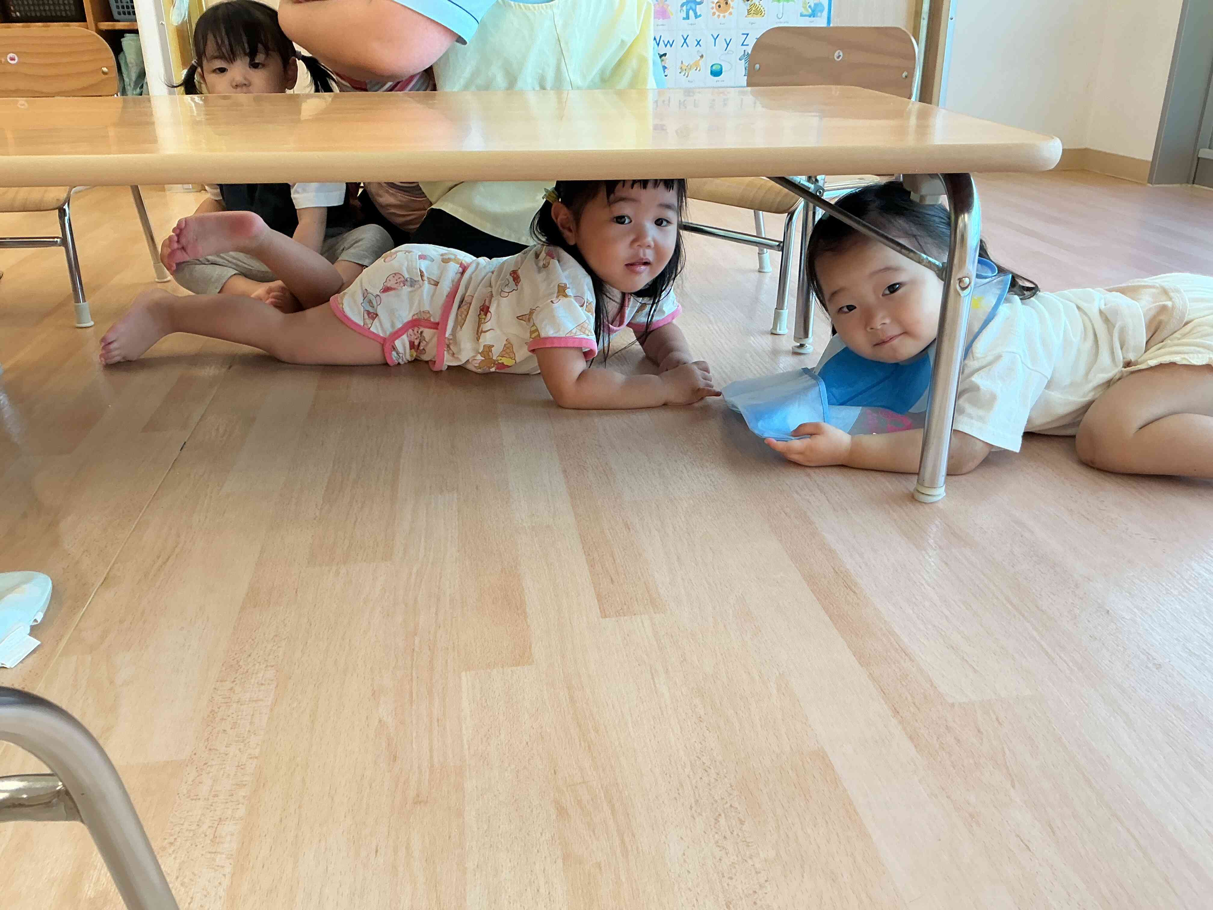 地震だ！テーブルの下に隠れます！