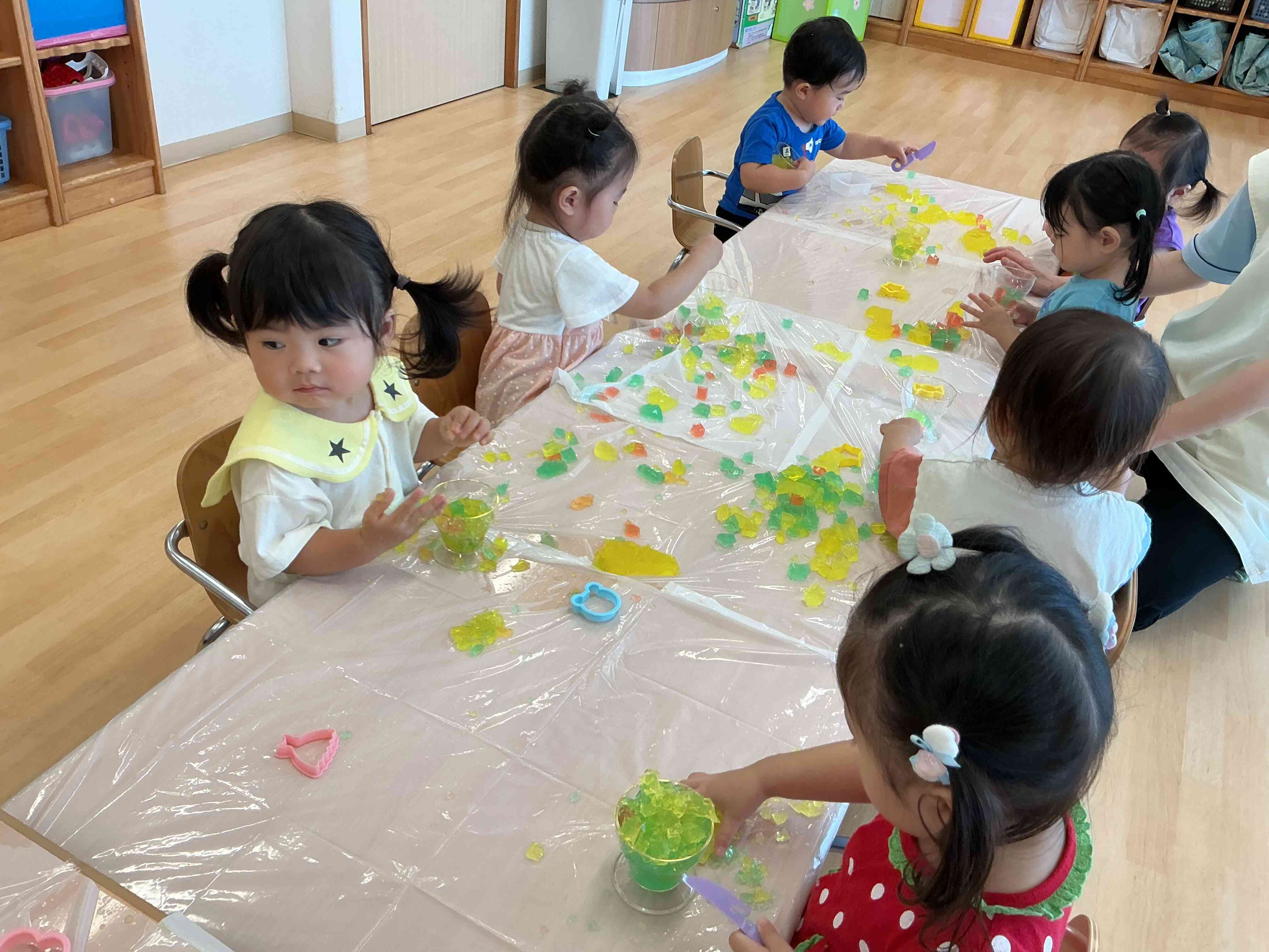 １歳児クラスのお友だちも寒天遊びに夢中でした！