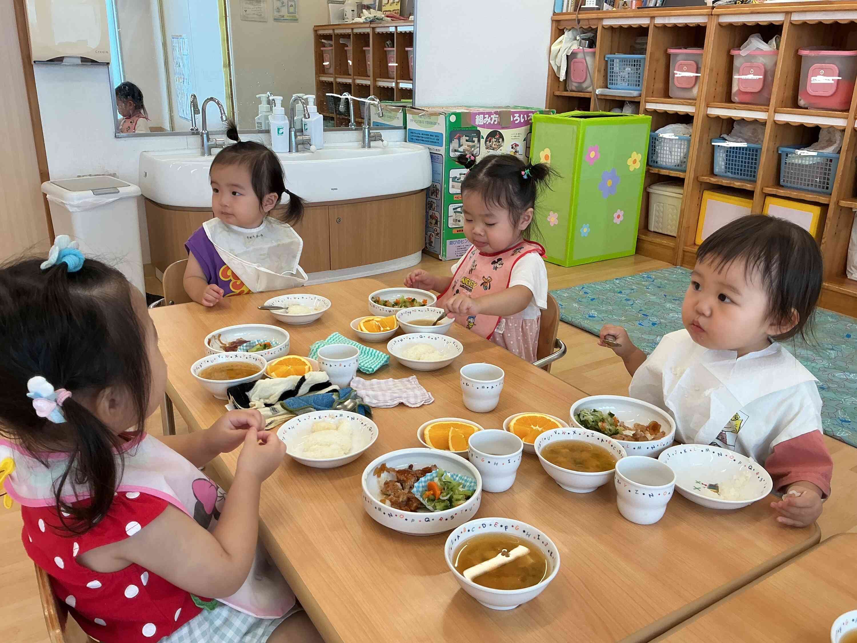 「先生見ててね！苦手な野菜も一口食べられたよ」