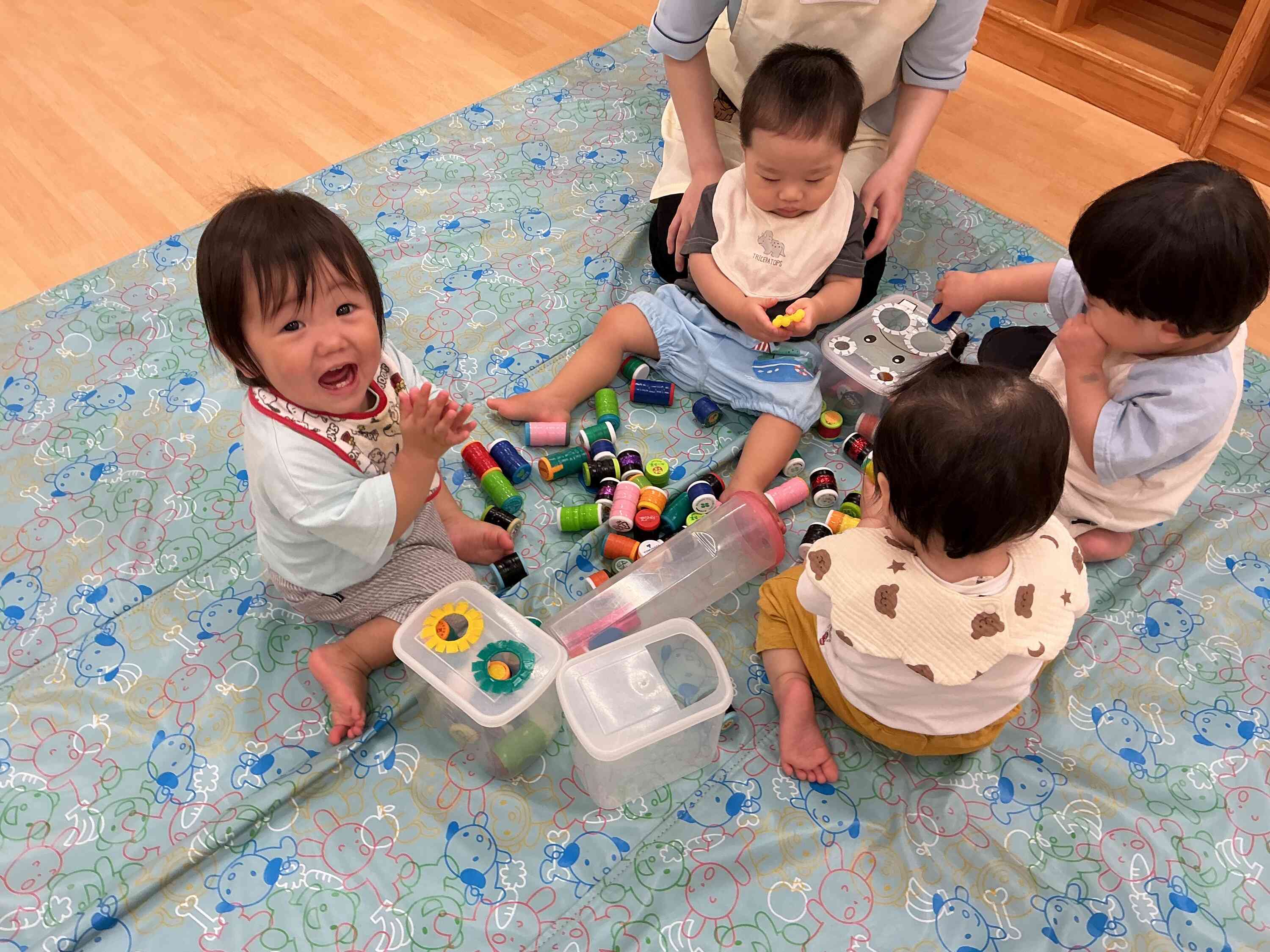 キャップ落としがブームの０歳児クラスのお友だち♡