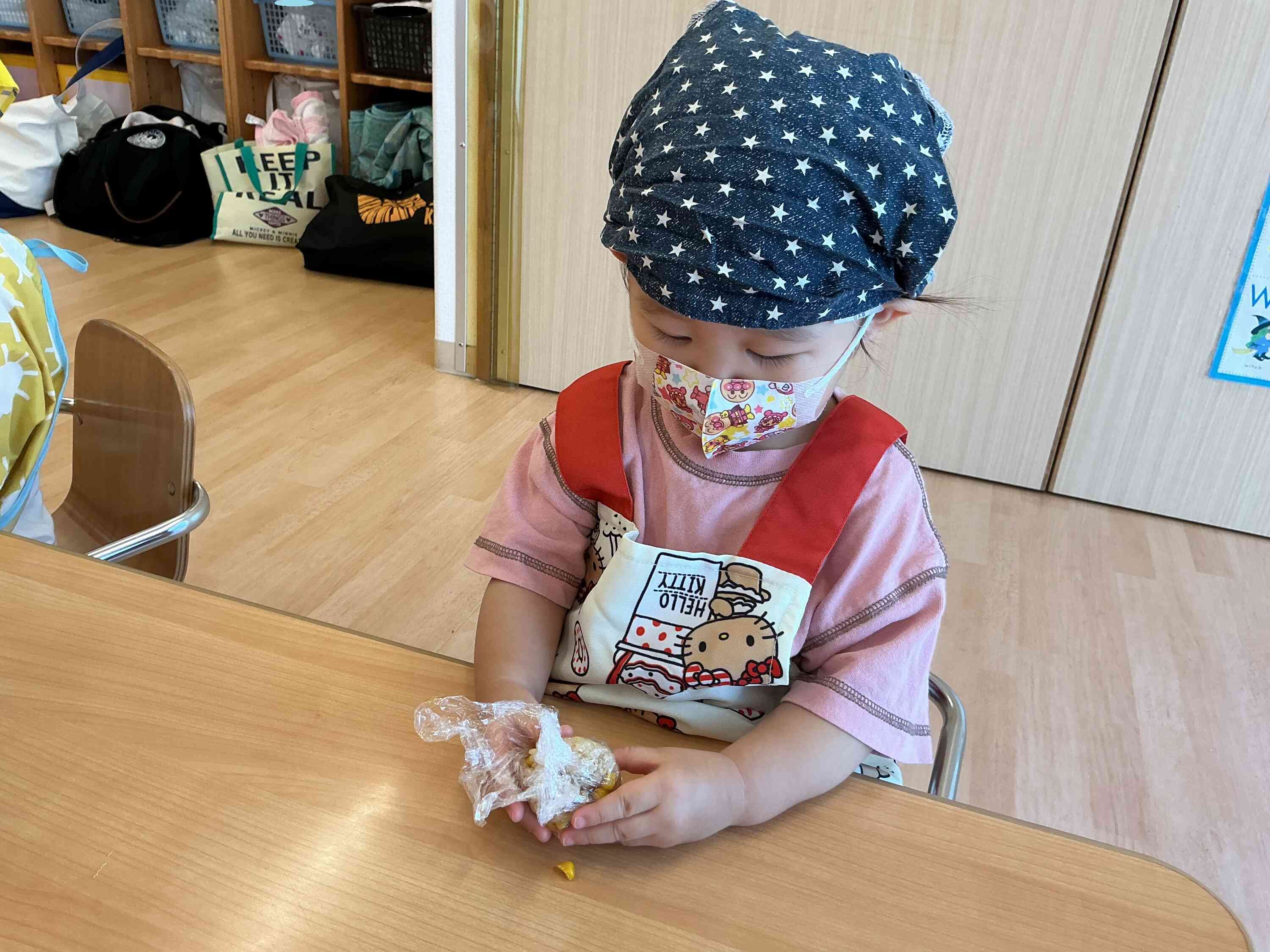 むいたとうもろこしは、おやつのおにぎりに入れてもらい握って食べました!