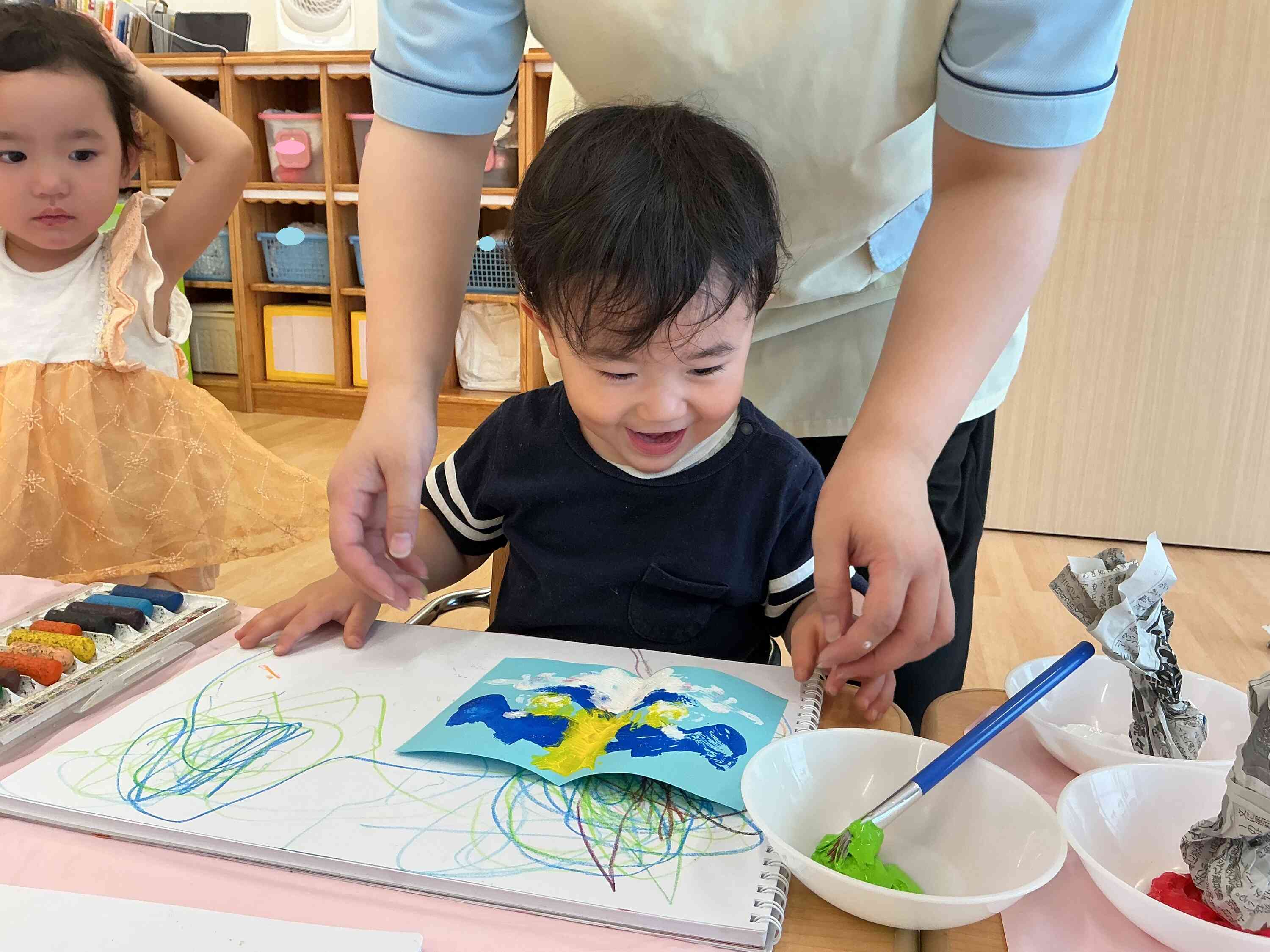 絵の具を画用紙に乗せていき、画用紙を畳んで開くと左右対称の模様がで「わぁ～！」と驚いていました。