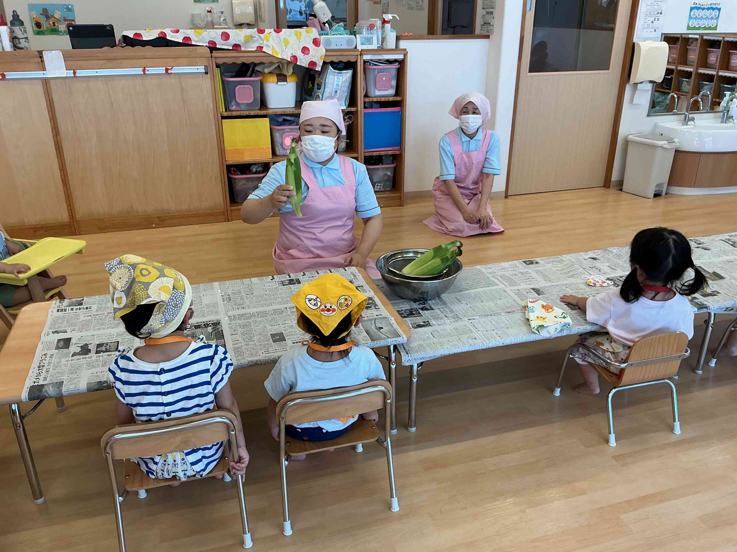 食育活動～とうもろこしの皮むき～