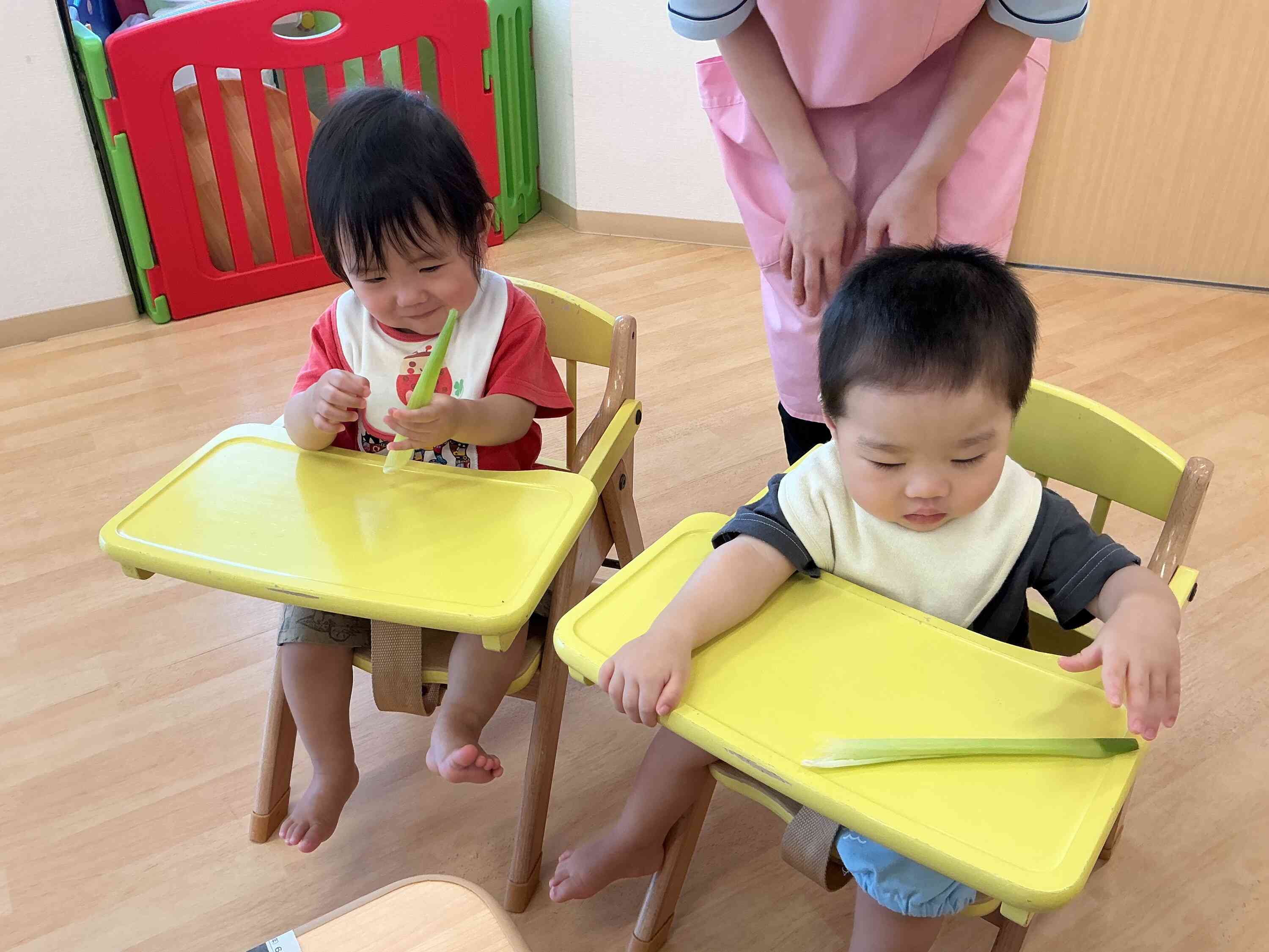 0歳児のひよこ組さんも、皮を触って感触を楽しみました!
