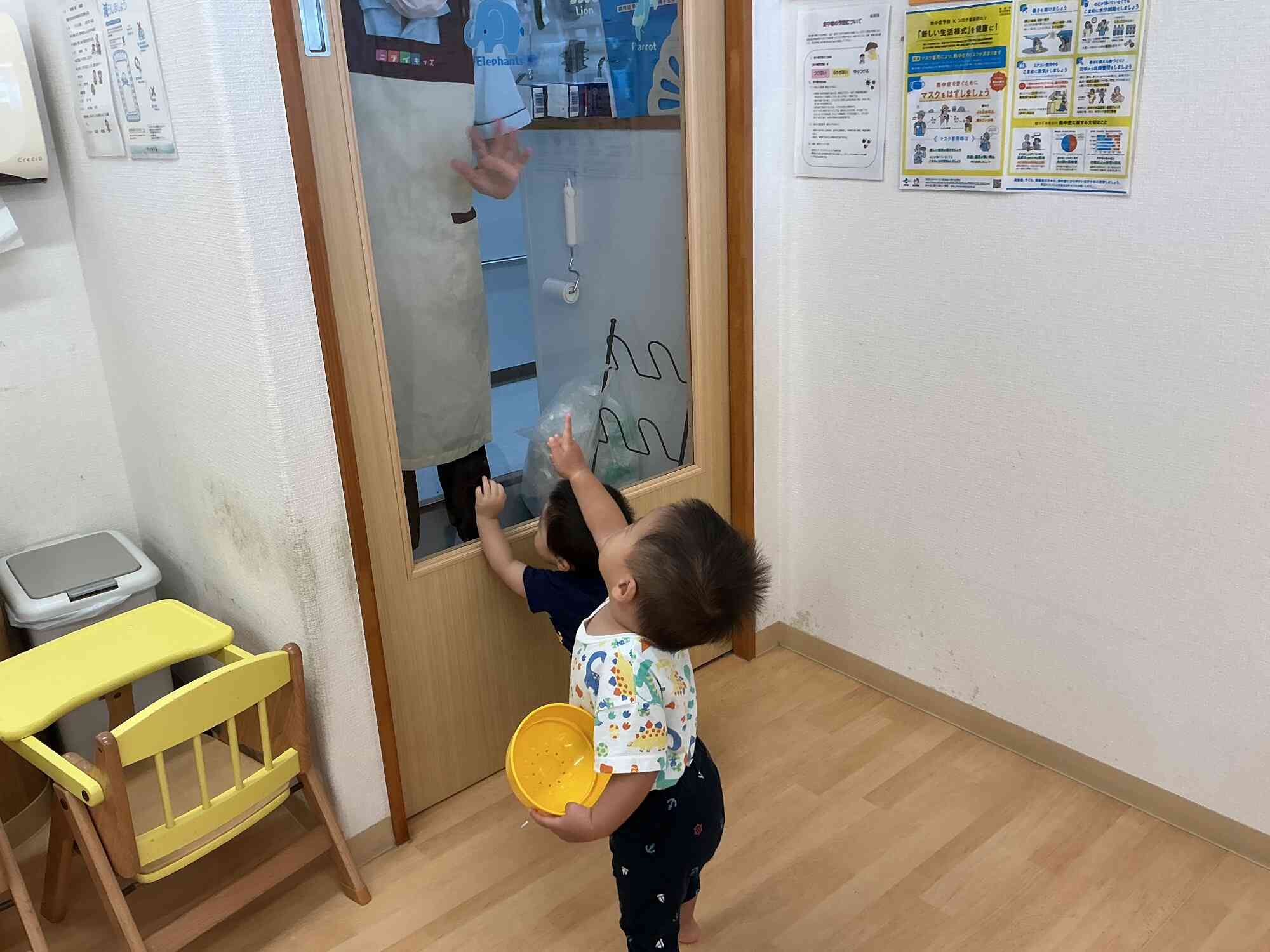 給食室の先生にごあいさつ!