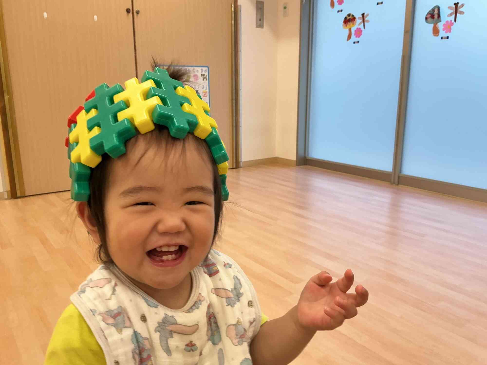 せんせいにブロックで帽子を作ってもらったよ!