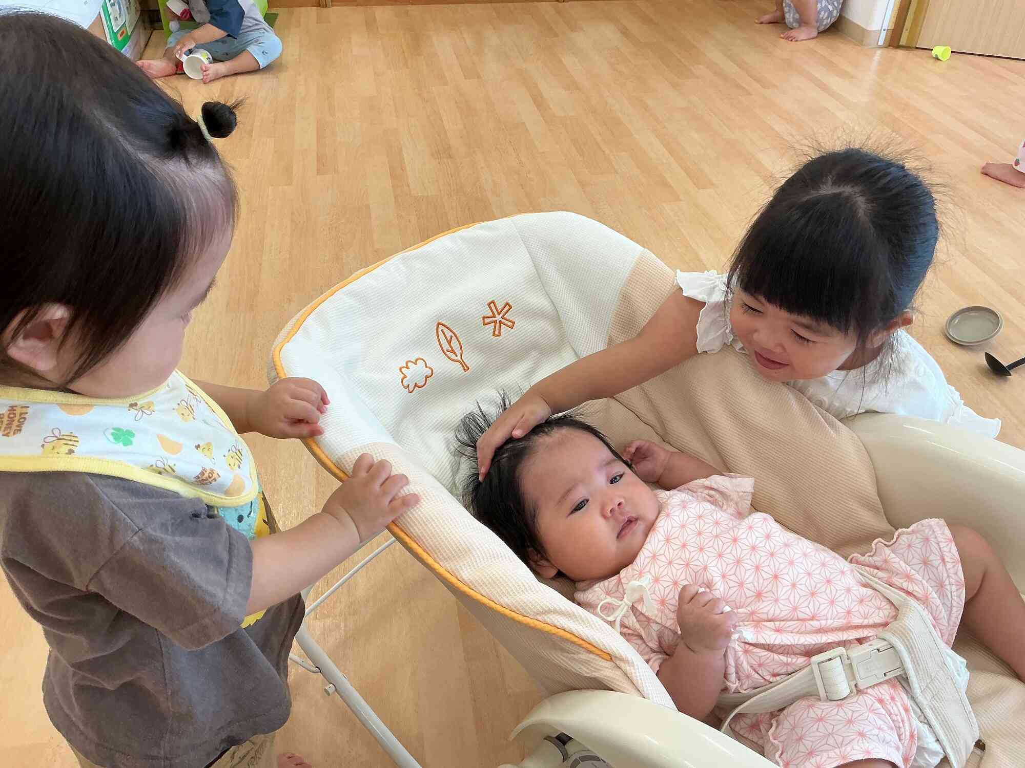 9月に入園したお友だちです♡お兄さん、お姉さんがあやしてくれています!