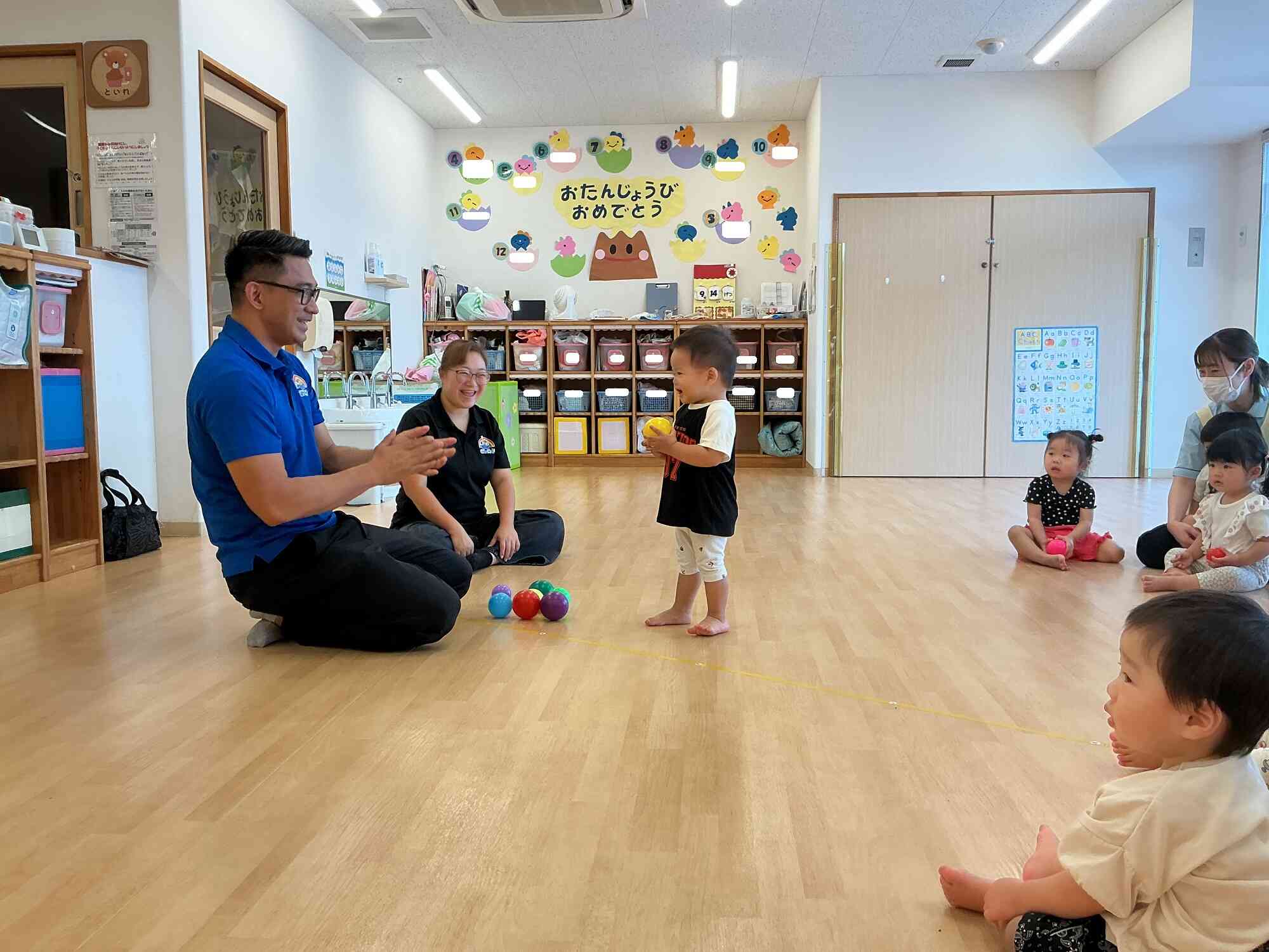 最初はいつも緊張してしまう子どもたち。英語の先生は、始めにボールで遊んでくれます。