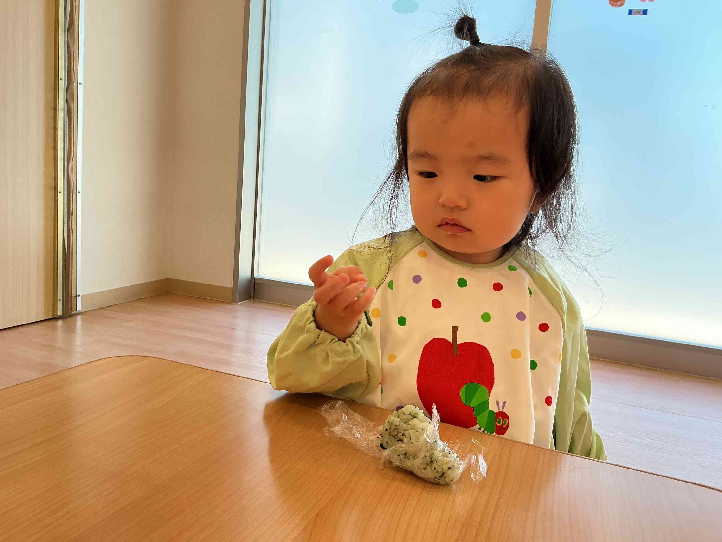 「ご飯の中に何が入っているのかな～」と観察中！