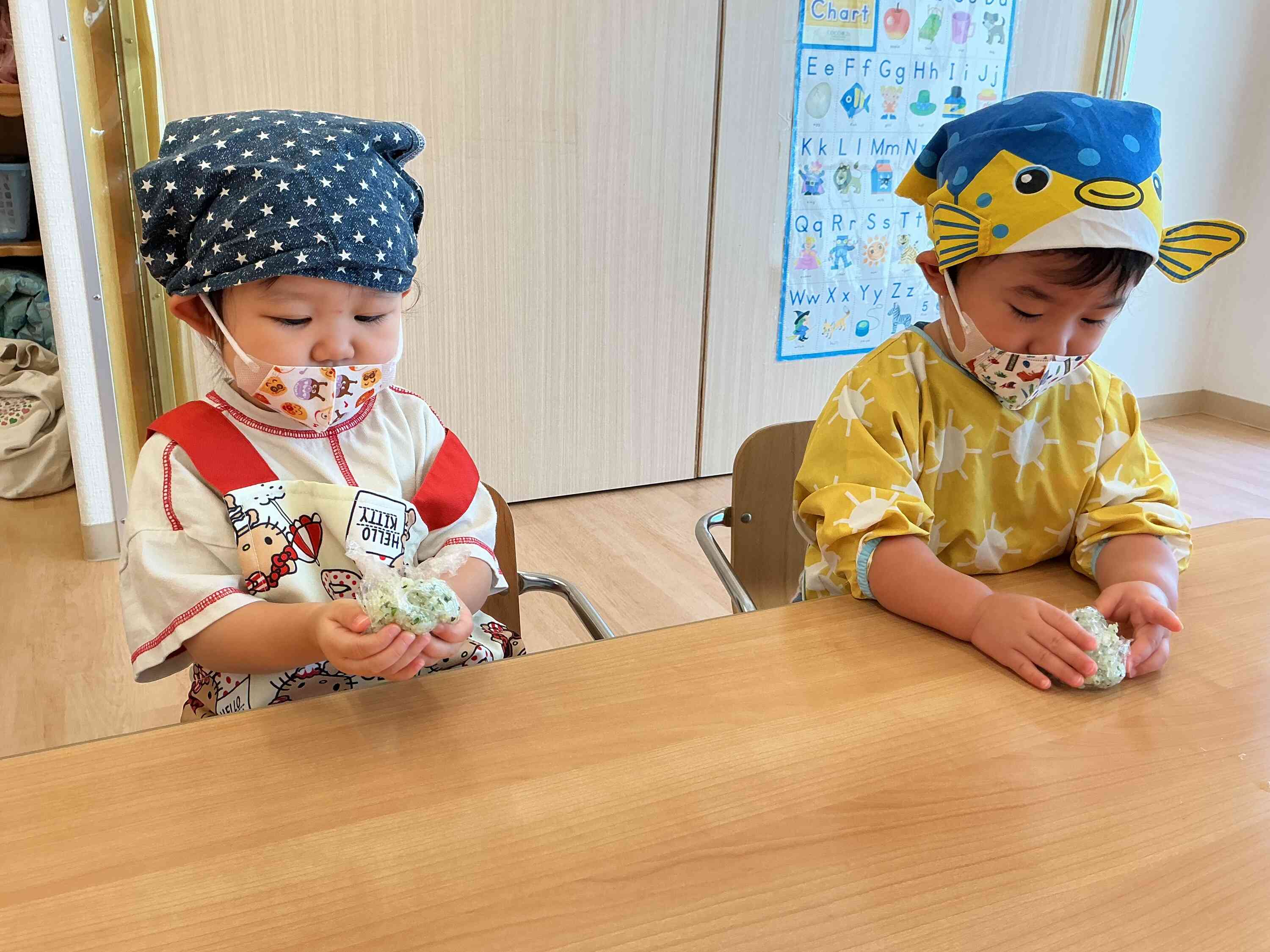 1歳児のあひる組のお友だちは、慎重に握っている姿がありました！