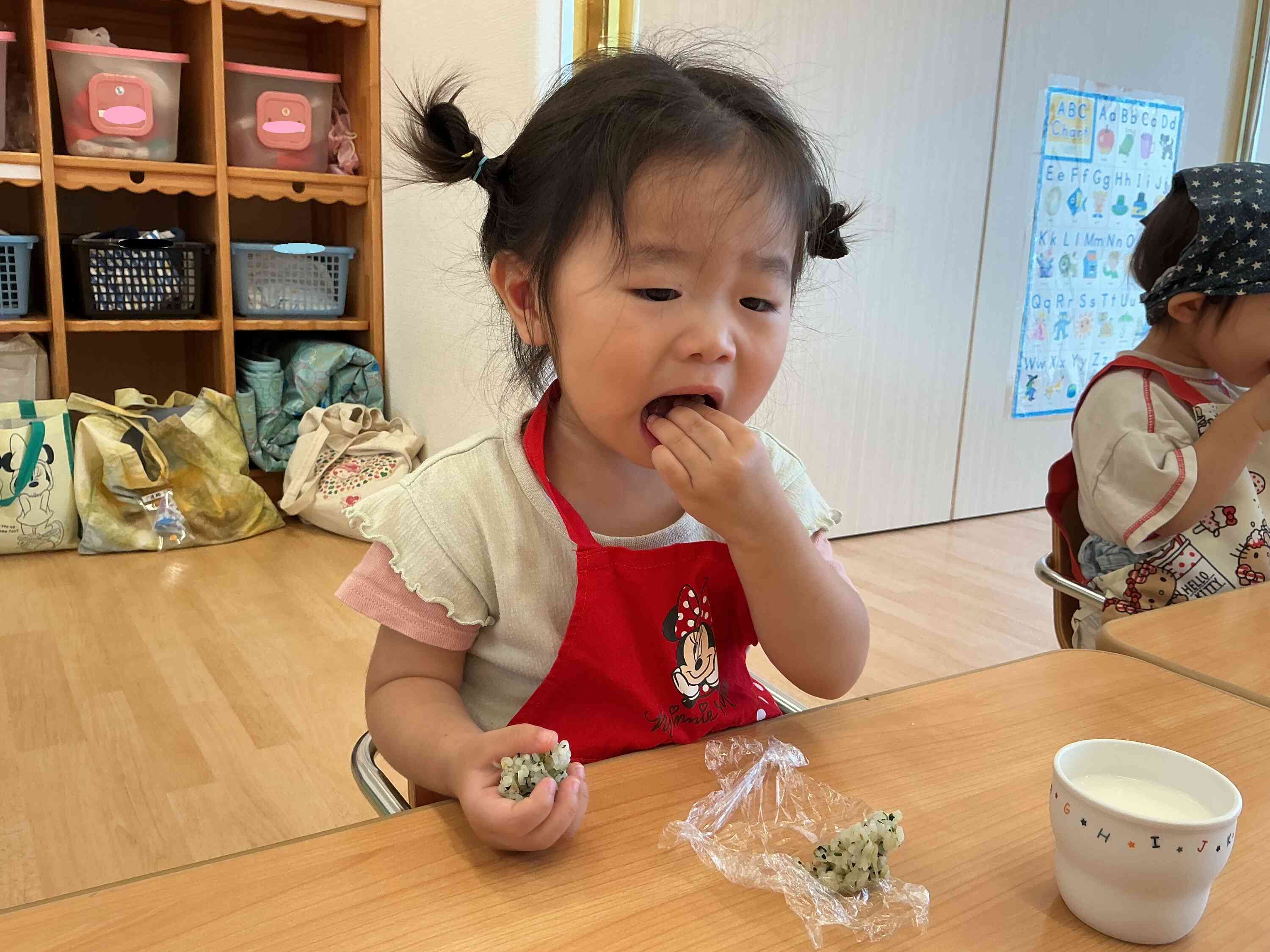 大きなお口でパクパクとおいしそうに食べていました！