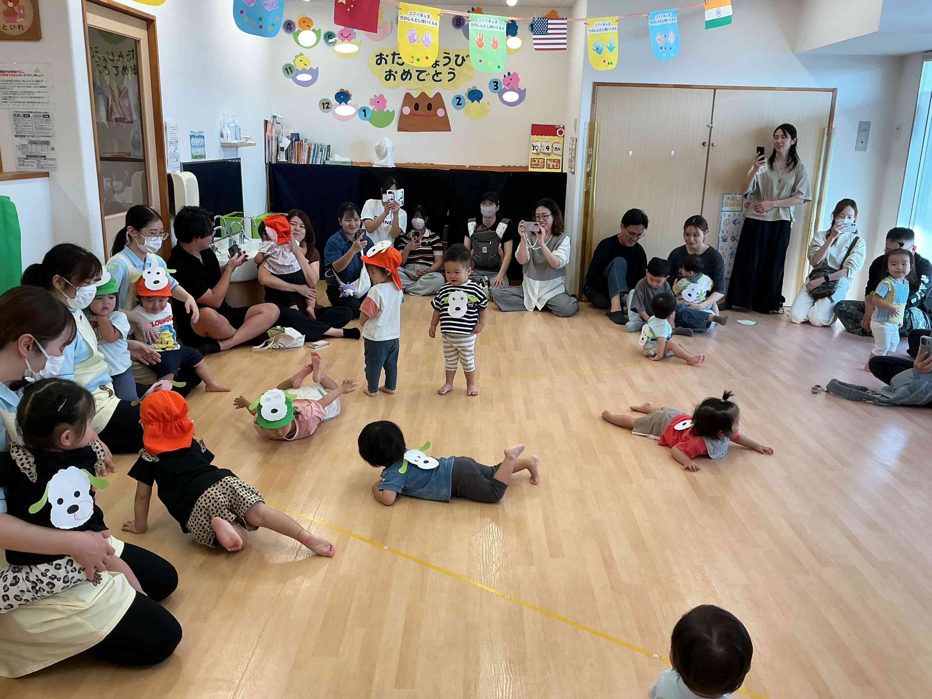 プログラム①遊戯「ピカピカブー」では、みんなではいはいをしたり腕を回したりして体を動かしました!