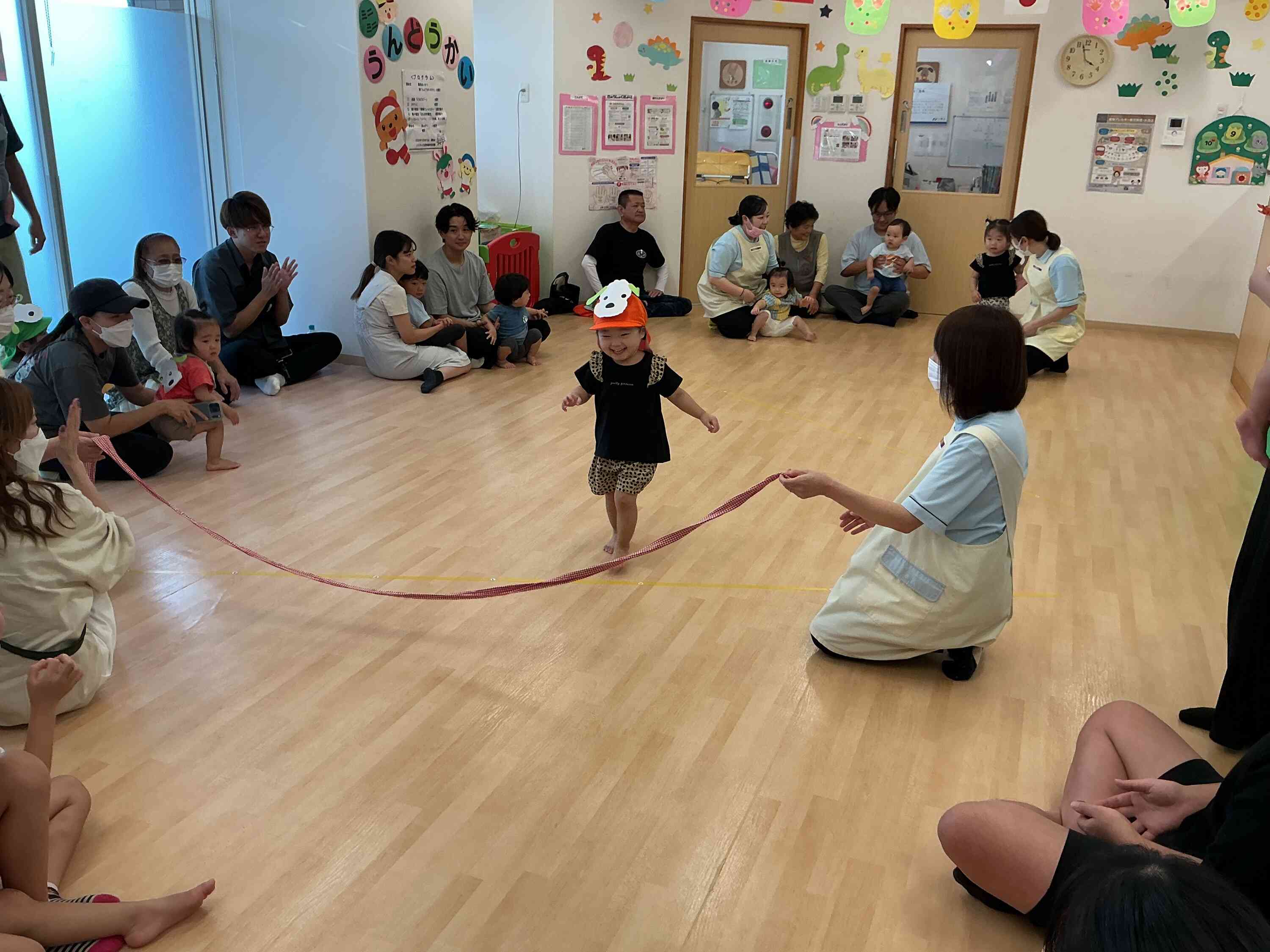 プログラム②かけっこでは、ゴールテープ目指して嬉しそうに走っている姿やお家の人と一緒に嬉しそうに走っていました!