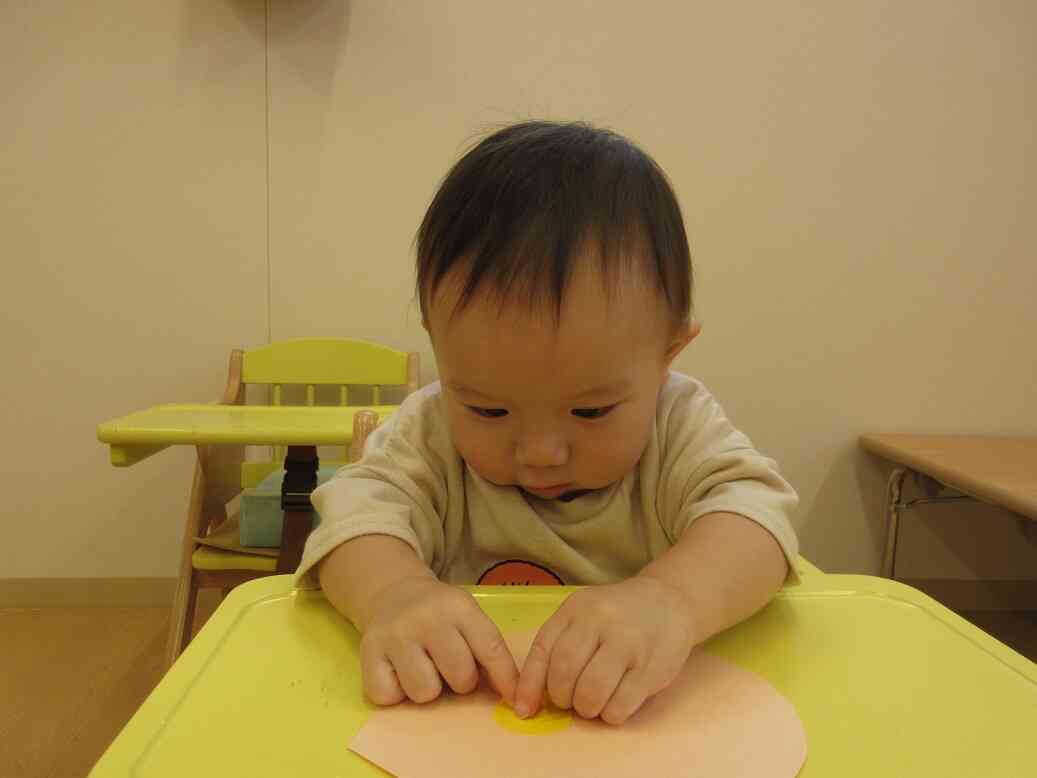0歳児：ひよこ組「シールでペタペタ」