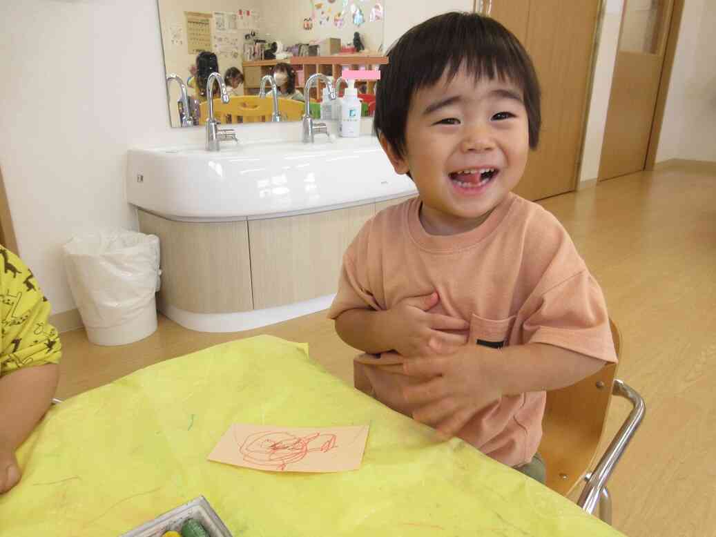 1歳児：あひる組「クレヨンでぐるぐる」