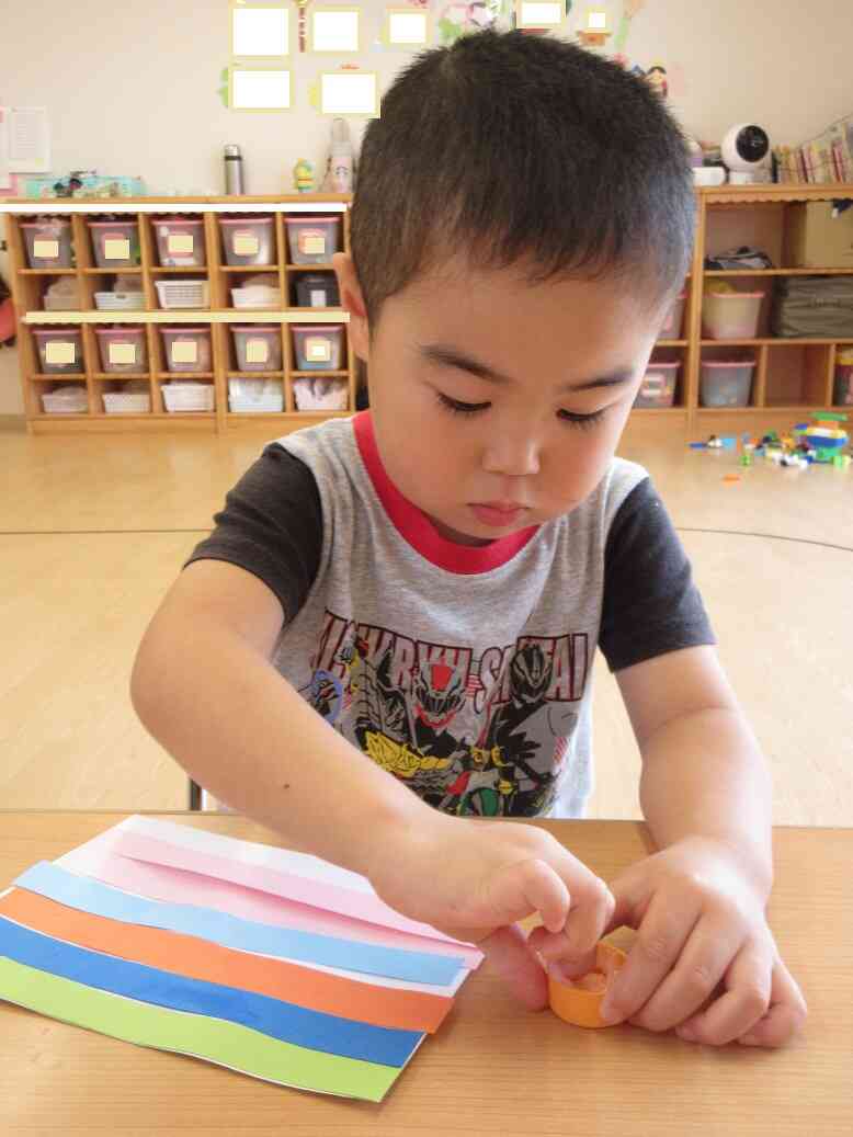 2歳児：うさぎ組「糊ではるよ～♪」